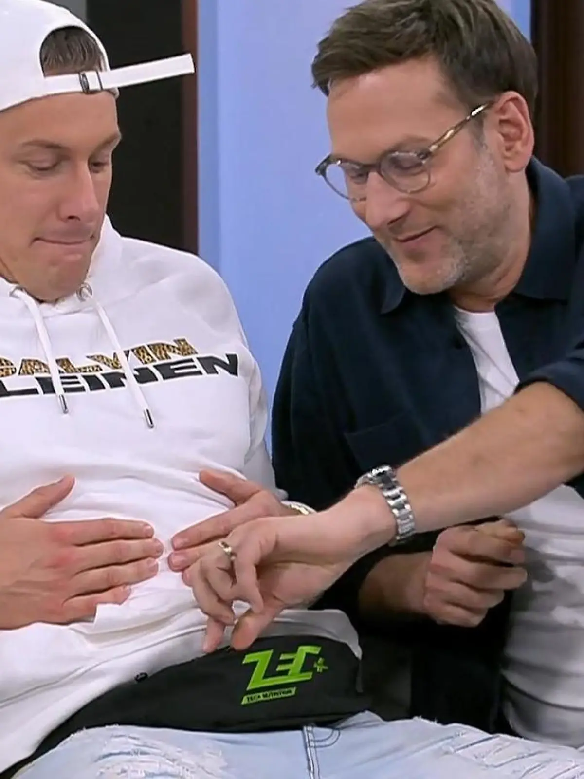 Calvin Kleinen zeigt bei Punkt 8, was er in seiner Bauchtasche mit sich herum trägt