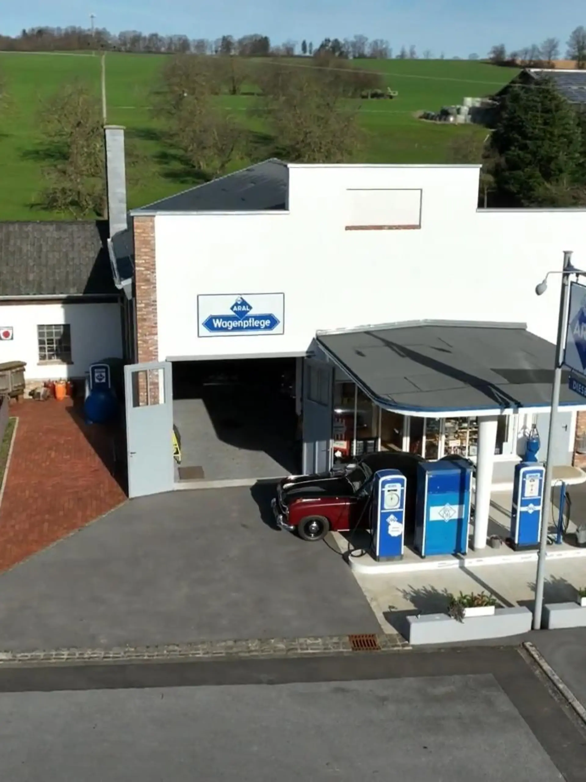Bild zu: "Tankstelle aus den 1950ern"