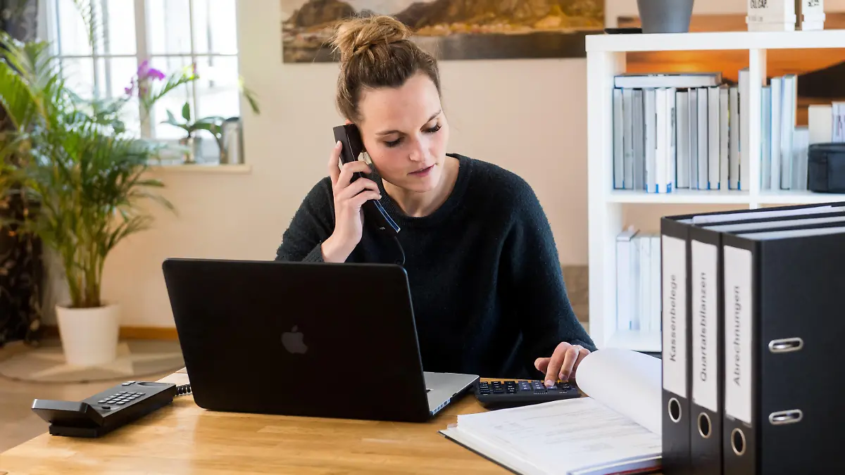 ILLUSTRATION - Eine Frau macht am 22.03.2020 in Flensburg ihre Steuererklaerung elektronisch an einem Notebook und telefoniert dabei (gestellte Szene). Foto: Benjamin Nolte || Modellfreigabe vorhanden