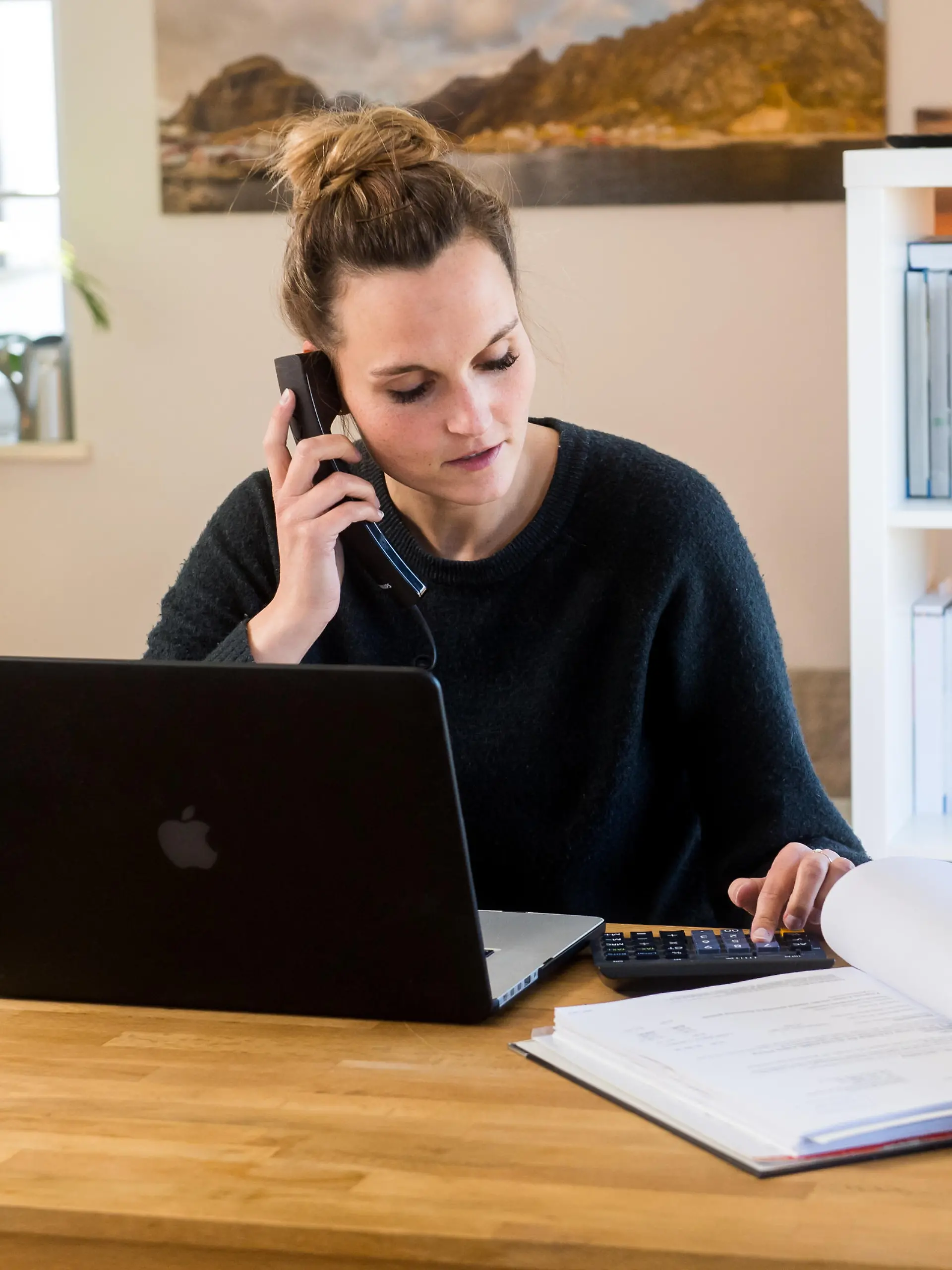 ILLUSTRATION - Eine Frau macht am 22.03.2020 in Flensburg ihre Steuererklaerung elektronisch an einem Notebook und telefoniert dabei (gestellte Szene). Foto: Benjamin Nolte || Modellfreigabe vorhanden