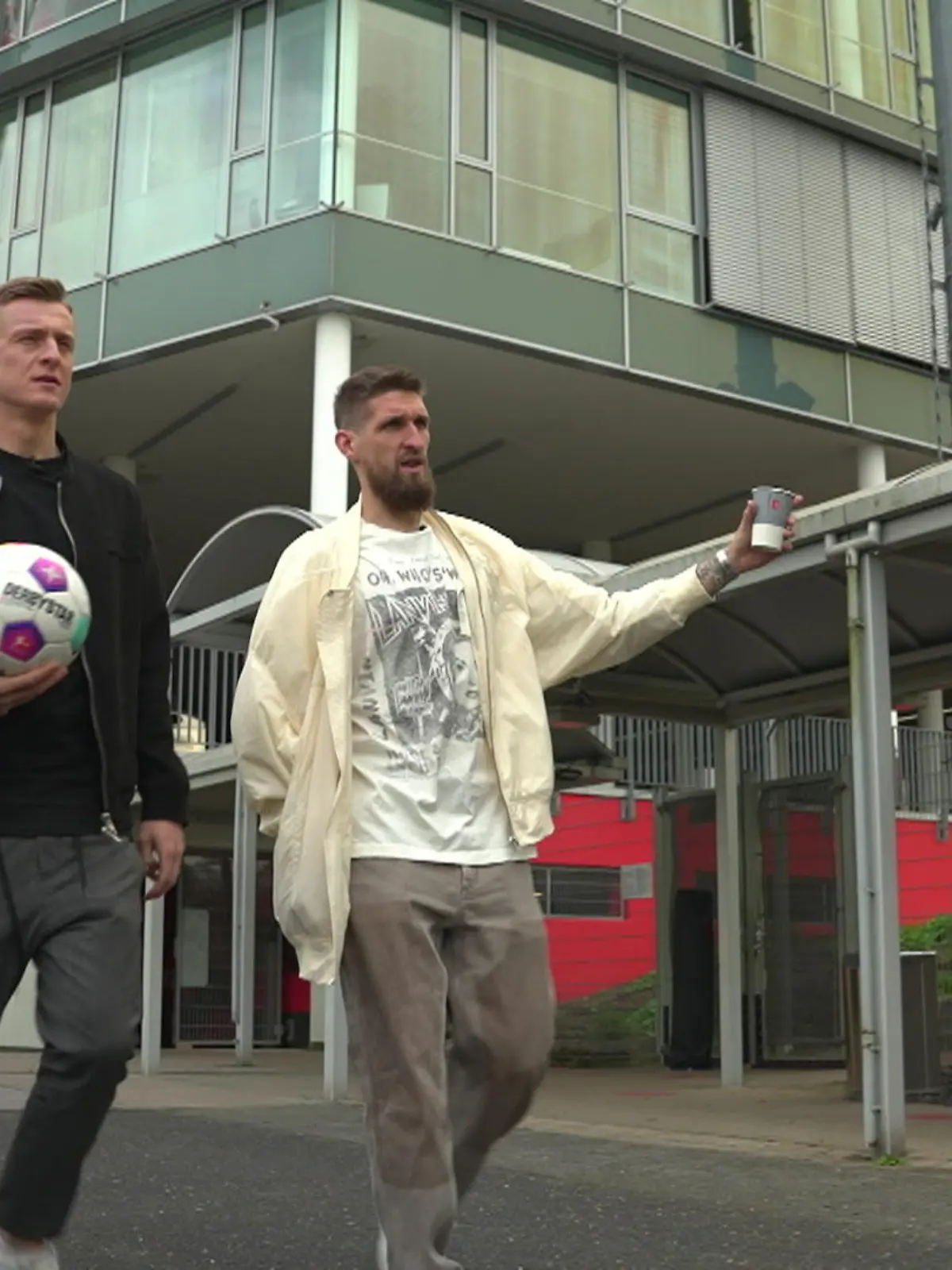 Bild zu: "Exklusiver Roadtrip mit Leverkusen-Star Robert Andrich"
