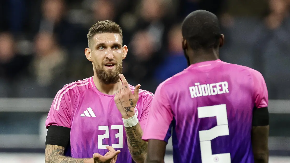 26.03.2024, Hessen, Frankfurt/Main: Fußball: Länderspiele, Deutschland - Niederlande, Deutsche Bank Park. Deutschlands Robert Andrich (l) spricht mit Antonio Rüdiger. Foto: Christian Charisius/dpa +++ dpa-Bildfunk +++