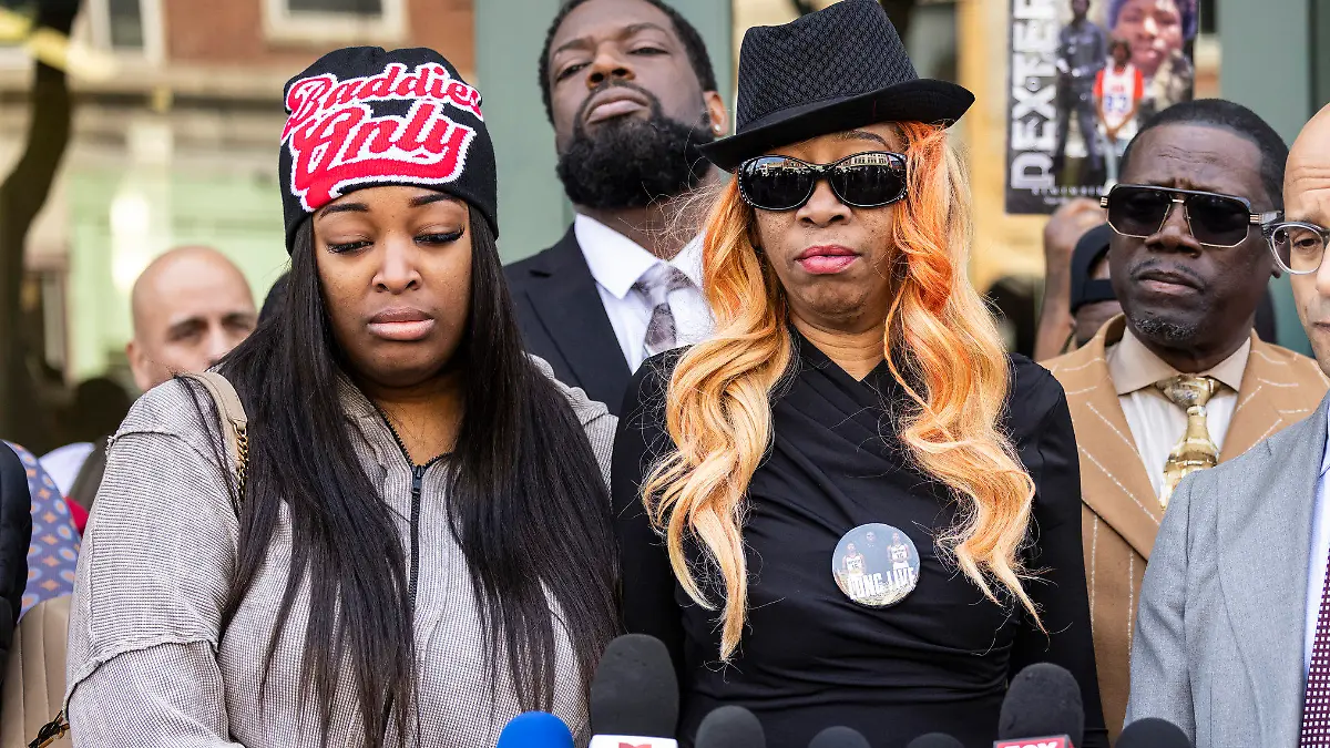 09.04.2024, USA, Chicago: Flankiert von Familienmitgliedern, Anwälten und Unterstützern spricht Nicole Banks (M), Mutter eines 26-jährigen Mannes, der bei einer Verkehrskontrolle getöteten wurde. Der Vorfall ereignete sich bereits am 21. März, die Behörde für polizeiliche Rechenschaftspflicht in Chicago (COPA) veröffentlichte die Bodycam-Aufnahmen der beteiligten Polizisten aber erst am Dienstag (09.04.2024). Foto: Ashlee Rezin/Chicago Sun-Times/AP/dpa +++ dpa-Bildfunk +++