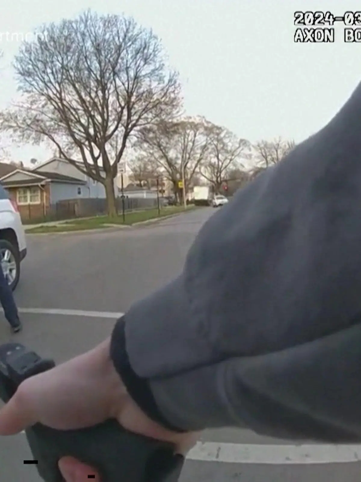 96 Schüsse in 41 Sekunden - in den USA wird ein Schwarzer Autofahrer von fünf Polizisten quasi hingerichtet. Die Beamten hatten den 26- jährigen bei einer Verkehrskontrolle in Chicago angehalten - dann gerät die Situation völlig außer Kontrolle. Und die jetzt veröffentlichten Bilder der Bodycam eines Polizisten schockieren die Öffentlichkeit.