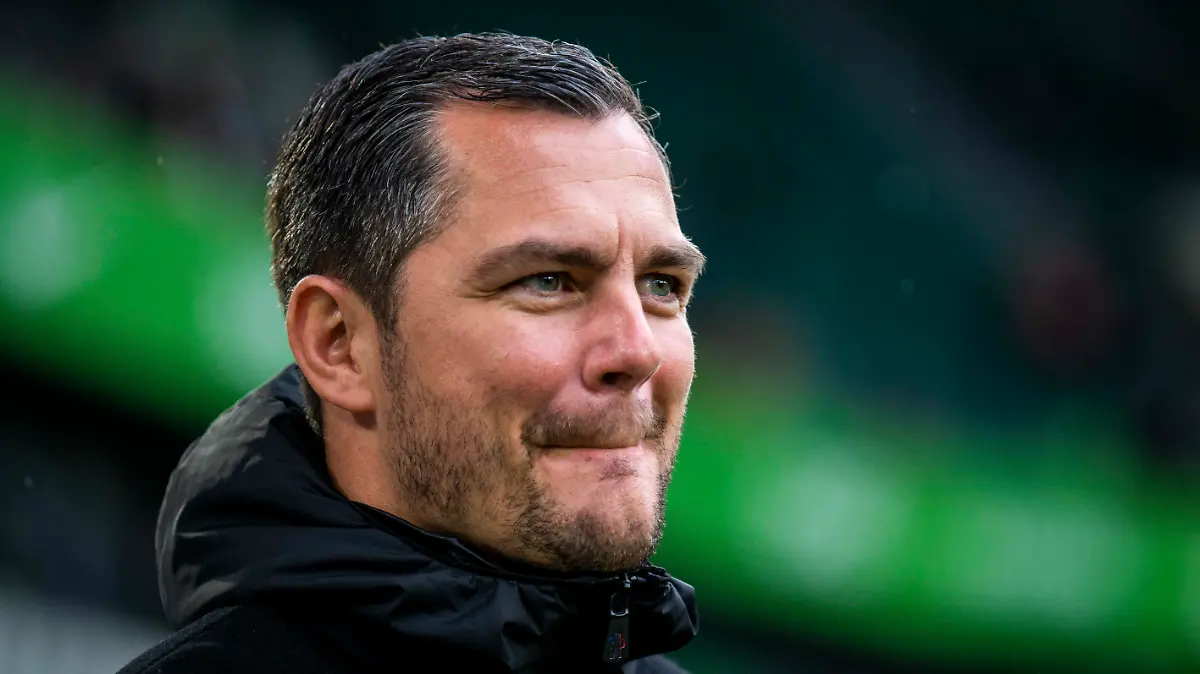 ARCHIV - 01.04.2023, Niedersachsen, Wolfsburg: Fußball: Bundesliga, VfL Wolfsburg - FC Augsburg, 26. Spieltag, Volkswagen Arena: Wolfsburgs Geschäftsführer Marcel Schäfer betritt das Stadion. Der VfL hat sich am Mittwoch von Schäfer getrennt. (zu dpa: «Überraschende Trennung: Wolfsburgs Schäfer vor Wechsel nach Leipzig») Foto: David Inderlied/dpa - WICHTIGER HINWEIS: Gemäß den Vorgaben der DFL Deutsche Fußball Liga bzw. des DFB Deutscher Fußball-Bund ist es untersagt, in dem Stadion und/oder vom Spiel angefertigte Fotoaufnahmen in Form von Sequenzbildern und/oder videoähnlichen Fotostrecken zu verwerten bzw. verwerten zu lassen. +++ dpa-Bildfunk +++