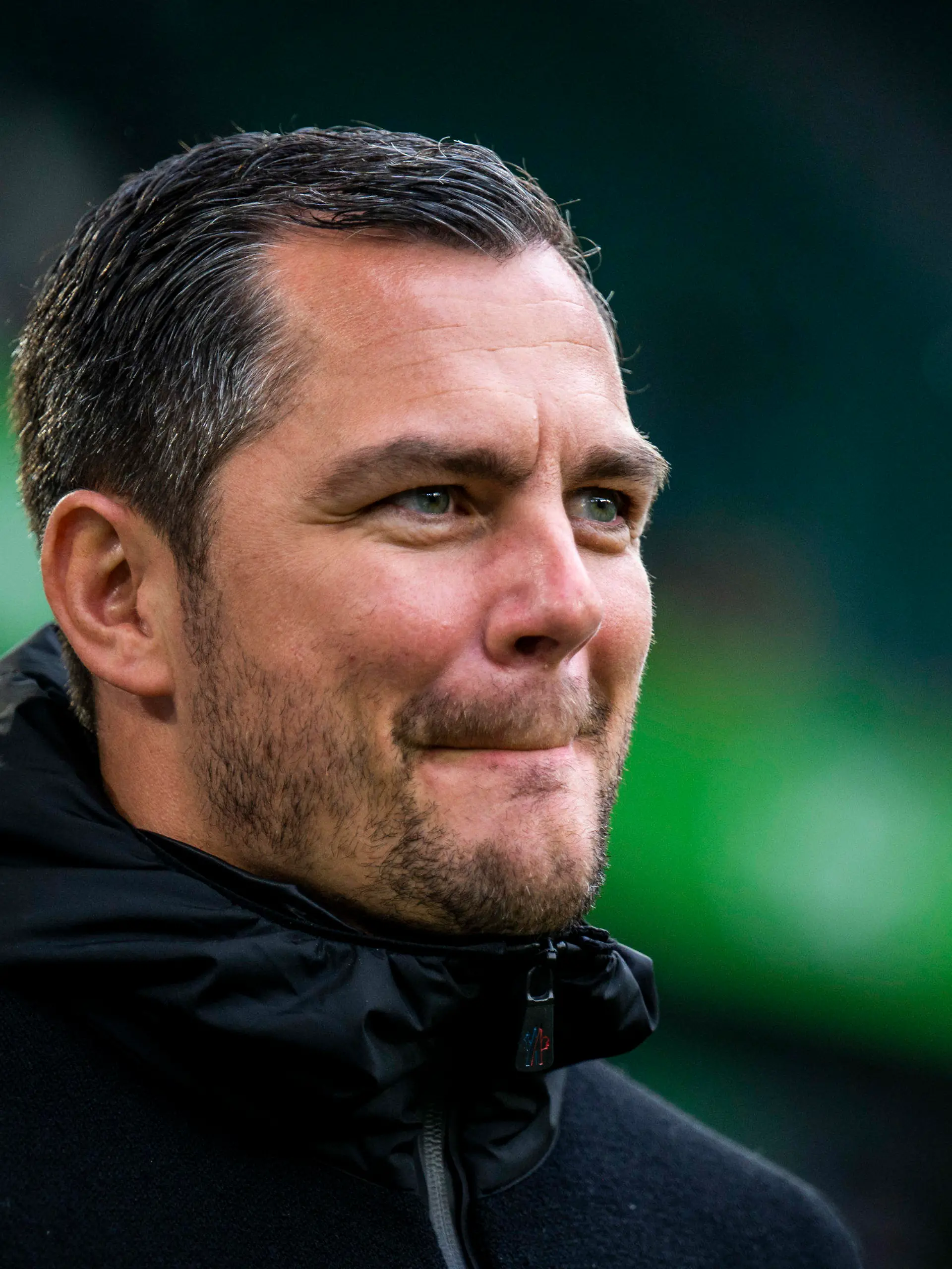 ARCHIV - 01.04.2023, Niedersachsen, Wolfsburg: Fußball: Bundesliga, VfL Wolfsburg - FC Augsburg, 26. Spieltag, Volkswagen Arena: Wolfsburgs Geschäftsführer Marcel Schäfer betritt das Stadion. Der VfL hat sich am Mittwoch von Schäfer getrennt. (zu dpa: «Überraschende Trennung: Wolfsburgs Schäfer vor Wechsel nach Leipzig») Foto: David Inderlied/dpa - WICHTIGER HINWEIS: Gemäß den Vorgaben der DFL Deutsche Fußball Liga bzw. des DFB Deutscher Fußball-Bund ist es untersagt, in dem Stadion und/oder vom Spiel angefertigte Fotoaufnahmen in Form von Sequenzbildern und/oder videoähnlichen Fotostrecken zu verwerten bzw. verwerten zu lassen. +++ dpa-Bildfunk +++