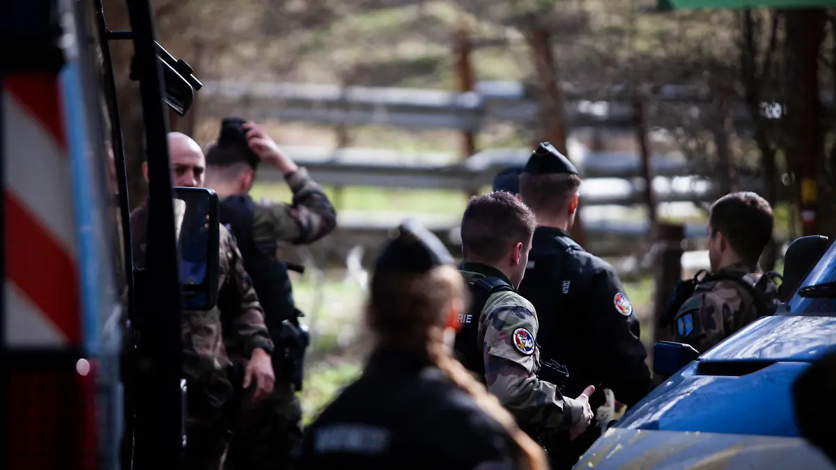 Disappearance Of Little Emile - Remains Found - Le Vernet The road to Haut-Vernet is blocked by a gendarmerie checkpoint at the village of Le Vernet, France, Vernet, on April 01, 2024. The remains of Emile, who disappeared since July 8th last year in Le Vernet, were discovered this Saturday a few kilometers from the hamlet. Photo by Thibaut Durand/ABACAPRESS.COM Vernet Alpes-de-Haute-Provence France PUBLICATIONxNOTxINxFRAxESPxUKxUSAxBELxPOL Copyright: xDurandxThibaut/ABACAx