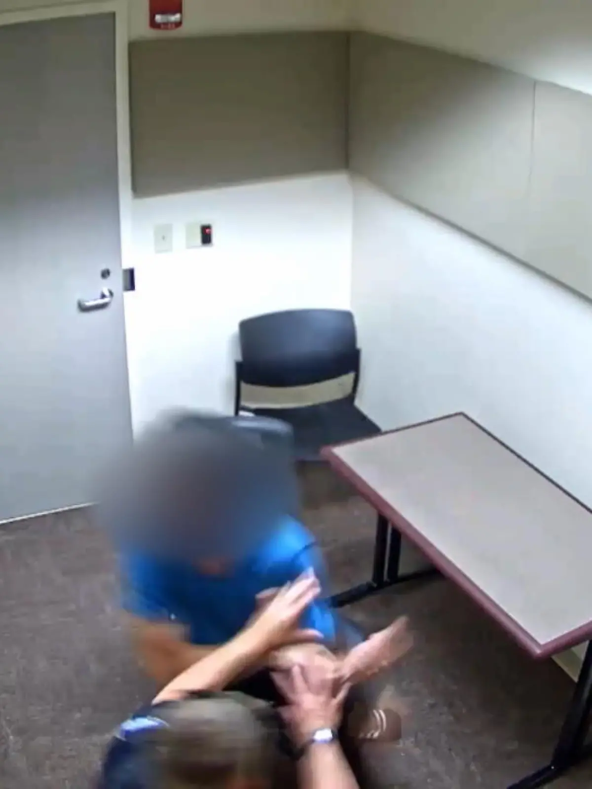 Mit dieser Aktion hat sich ein 35-jähriger Amerikaner wohl keinen gefallen getan. Mithilfe eines Kugelschreibers attackierte er einen Polizisten in einem Verhörraum.