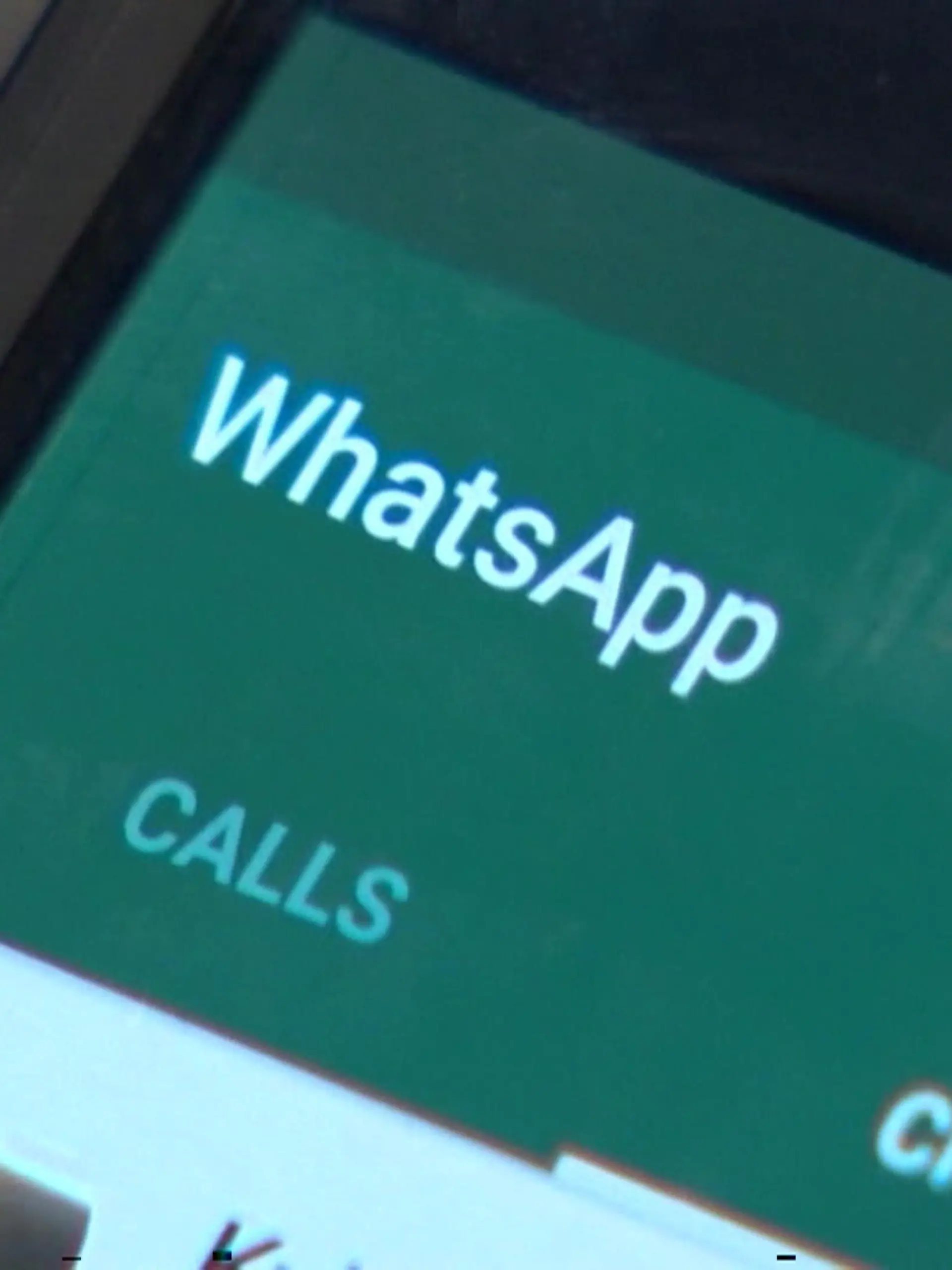 Aufgrund einer neuen EU-Richtlinie lässt Whatsapp ab heute auch externe Nachrichten zu. User können somit ab sofort auch Nachrichten von Freunden empfangen, die andere Messengerdienste nutzen, wie zum Beispiel Telegram und Signal. Für diese Nachrichtendienste gilt das umgekehrt genauso. 
Im Video verraten wir euch, welcher der einzige Weg ist, diese Neuerung zu umgehen und welche Informationen ihr deshalb momentan auf keinen Fall über Messengerdienste verschicken solltet. 