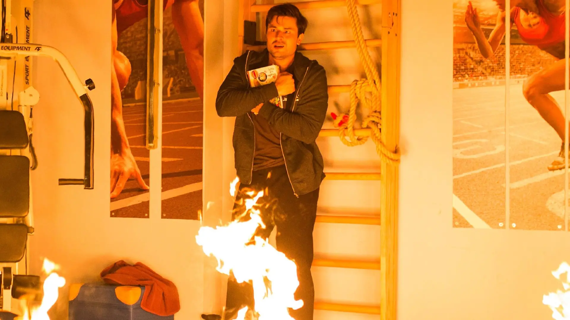Wird Paco (Milos Vukovic) es rechtzeitig aus den Flammen schaffen?
+++ Die Verwendung des sendungsbezogenen Materials ist nur mit dem Hinweis und Verlinkung auf RTL+ gestattet. +++