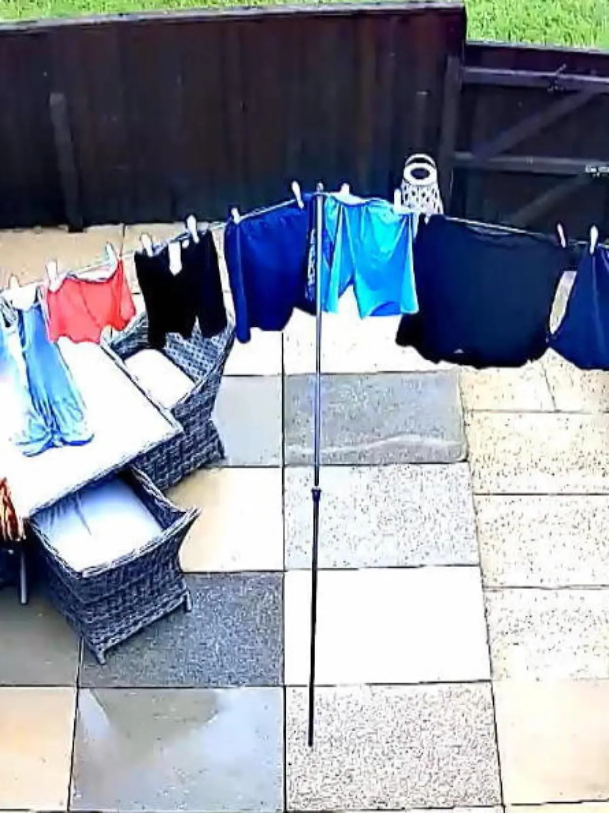 Einen Mann aus England hat am Handtuch ein lästiger Faden genervt. Statt den einfach abzuscheiden, hat er ihn schnell mit dem Feuerzeug abgefackelt. So weit so genial – dass der restliche Stoff aber auch heiß wird und wegbrennt, hat er leider nicht bedacht…
