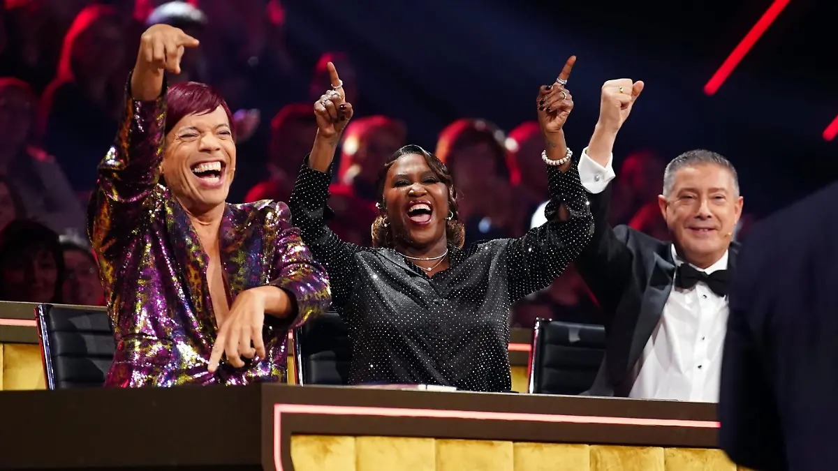 Die Jury mit Jorge González (l.), Motsi Mabuse und Joachim Llambi.
+++ Die Verwendung des sendungsbezogenen Materials ist nur mit dem Hinweis und Verlinkung auf RTL+ gestattet. +++