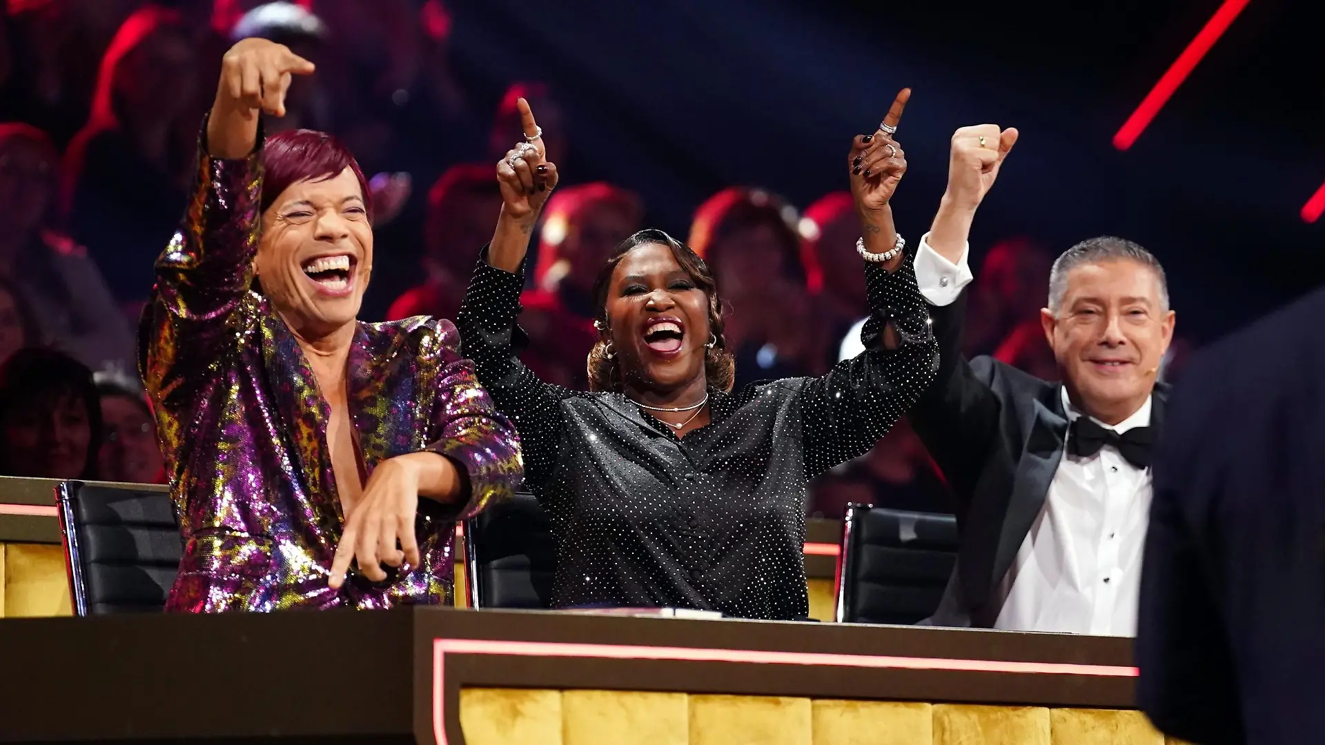 Die Jury mit Jorge González (l.), Motsi Mabuse und Joachim Llambi.
+++ Die Verwendung des sendungsbezogenen Materials ist nur mit dem Hinweis und Verlinkung auf RTL+ gestattet. +++