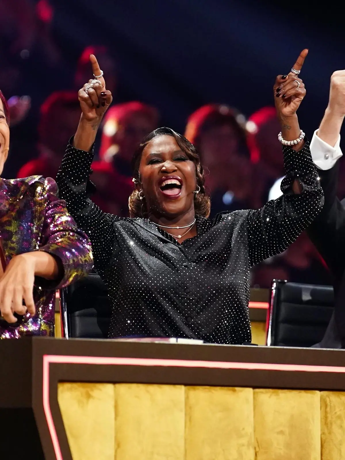 Die Jury mit Jorge González (l.), Motsi Mabuse und Joachim Llambi.

+++ Die Verwendung des sendungsbezogenen Materials ist nur mit dem Hinweis und Verlinkung auf RTL+ gestattet. +++