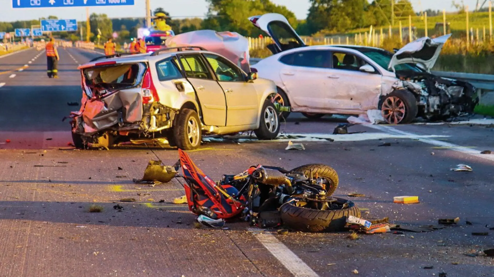 28.08.2022, Brandenburg, Mühlenbecker Land: Ein zerstörtes Motorrad und zwei völlig demolierte Autos stehen nach einem schweren Unfall auf der Autobahn 10. Bei dem Unfall auf der Autobahn 10 nahe der Gemeinde Mühlenbecker Land ist ein Motorradfahrer gestorben, zwei weitere Menschen haben Verletzungen erlitten. Der Unfall ereignete sich zwischen der Anschlussstelle Mühlenbeck und dem Dreieck Pankow, nördlich von Berlin. Foto: Philipp Neumann/TNN/dpa +++ dpa-Bildfunk +++