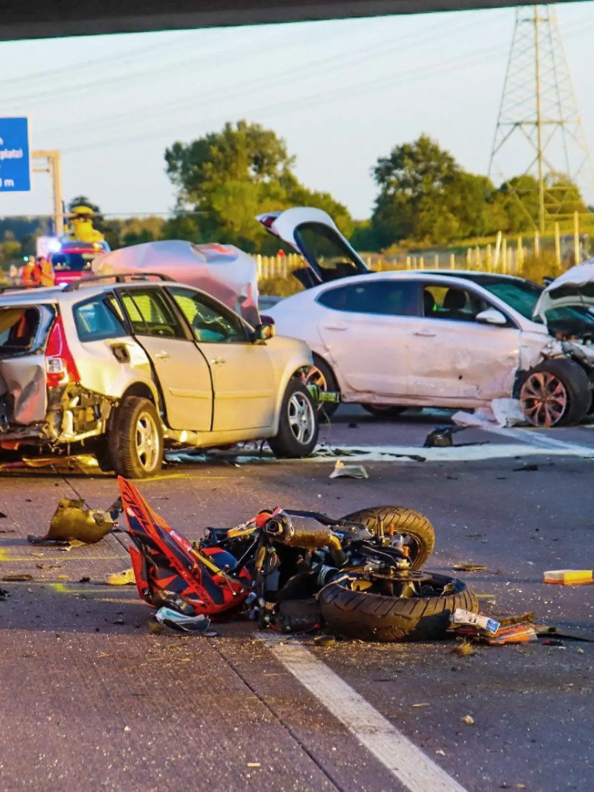 28.08.2022, Brandenburg, Mühlenbecker Land: Ein zerstörtes Motorrad und zwei völlig demolierte Autos stehen nach einem schweren Unfall auf der Autobahn 10. Bei dem Unfall auf der Autobahn 10 nahe der Gemeinde Mühlenbecker Land ist ein Motorradfahrer gestorben, zwei weitere Menschen haben Verletzungen erlitten. Der Unfall ereignete sich zwischen der Anschlussstelle Mühlenbeck und dem Dreieck Pankow, nördlich von Berlin. Foto: Philipp Neumann/TNN/dpa +++ dpa-Bildfunk +++