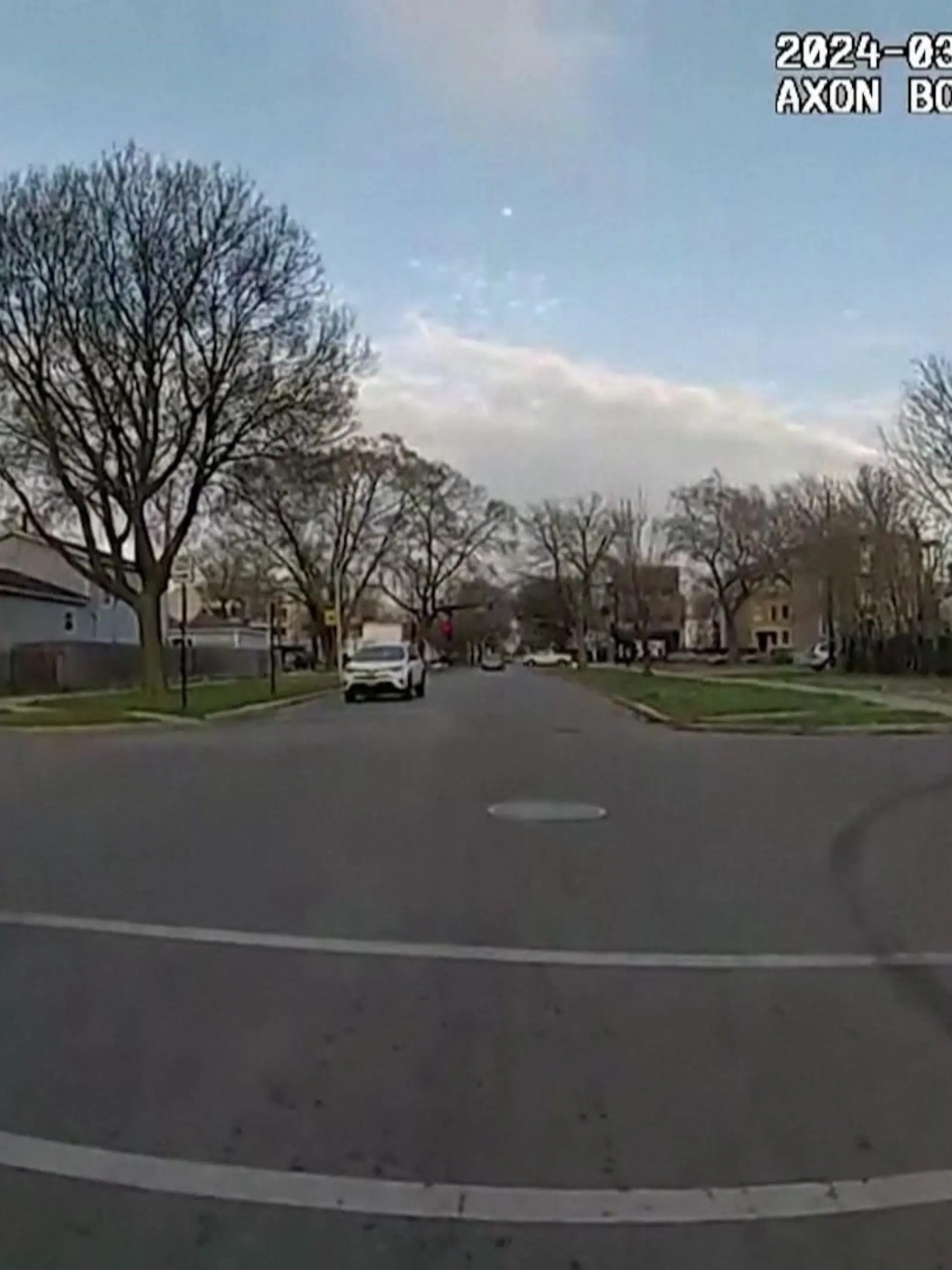 In den USA ist erneut eine Debatte über Rassismus und Polizeigewalt entflammt, nachdem Beamte bei einer Verkehrskontrolle in Chicago nahezu 100 Schüsse auf einen schwarzen Mann abgefeuert und ihn so getötet haben. Der Vorfall ereignete sich bereits am 21. März in einer Wohngegend, aber die Behörde für polizeiliche Rechenschaftspflicht in Chicago (COPA) veröffentlichte die Bodycam-Aufnahmen der beteiligten Polizisten erst am Dienstag.