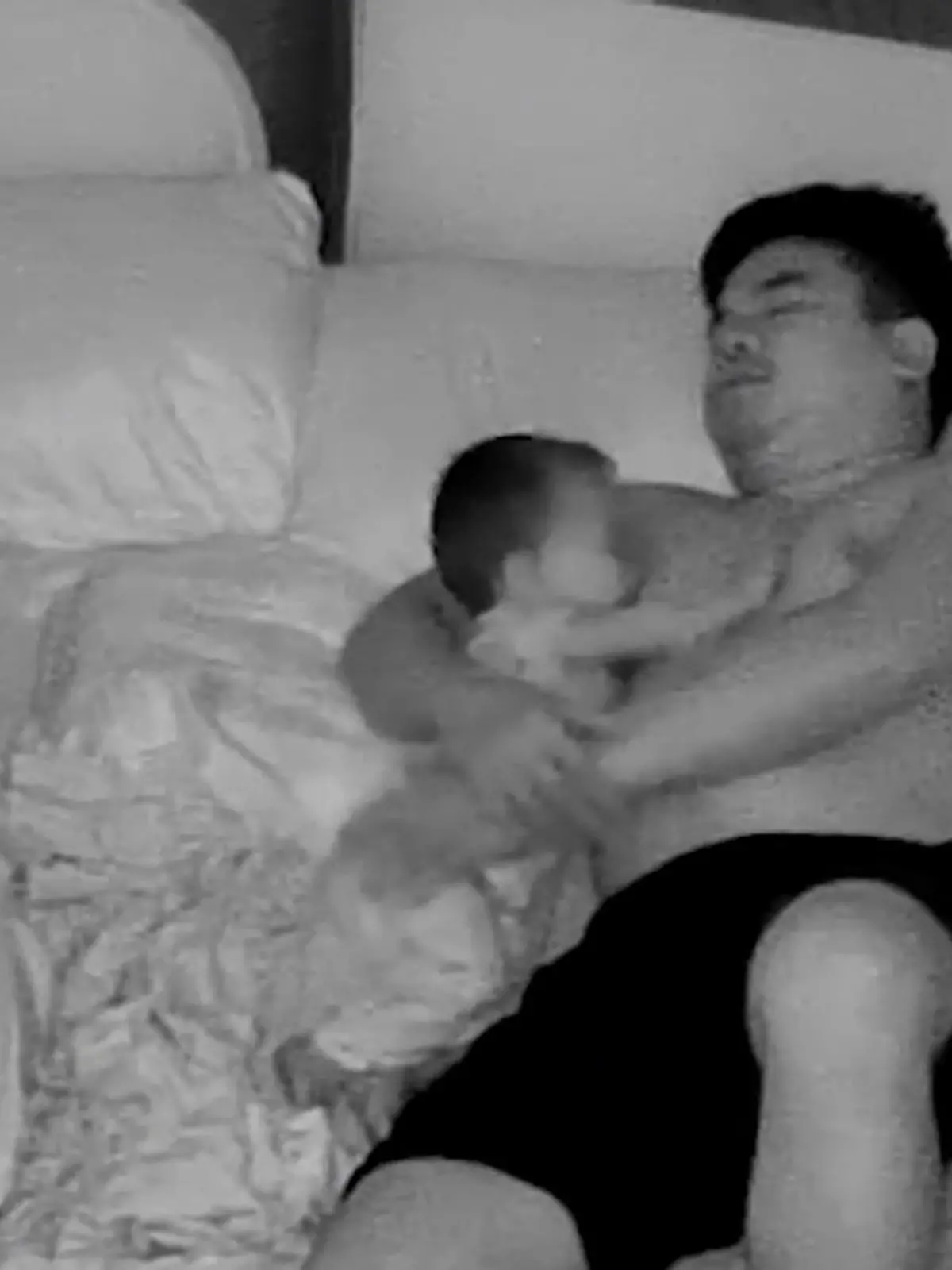 Der kleine Kaizan bekommt in der Nacht Hunger. Wie er es gewohnt ist, dreht er sich zur linken Seite, doch da liegt diesmal nicht seine Mama, sondern sein Papa Kier. Zunächst versucht er seinen Sohn noch zurück in den Schlaf zu streicheln - bis Kaizan plötzlich zubeißt. Blöd nur, dass hier gar keine Milch zu kriegen ist. Die Reaktion des Papas zeigen wir euch im Video.