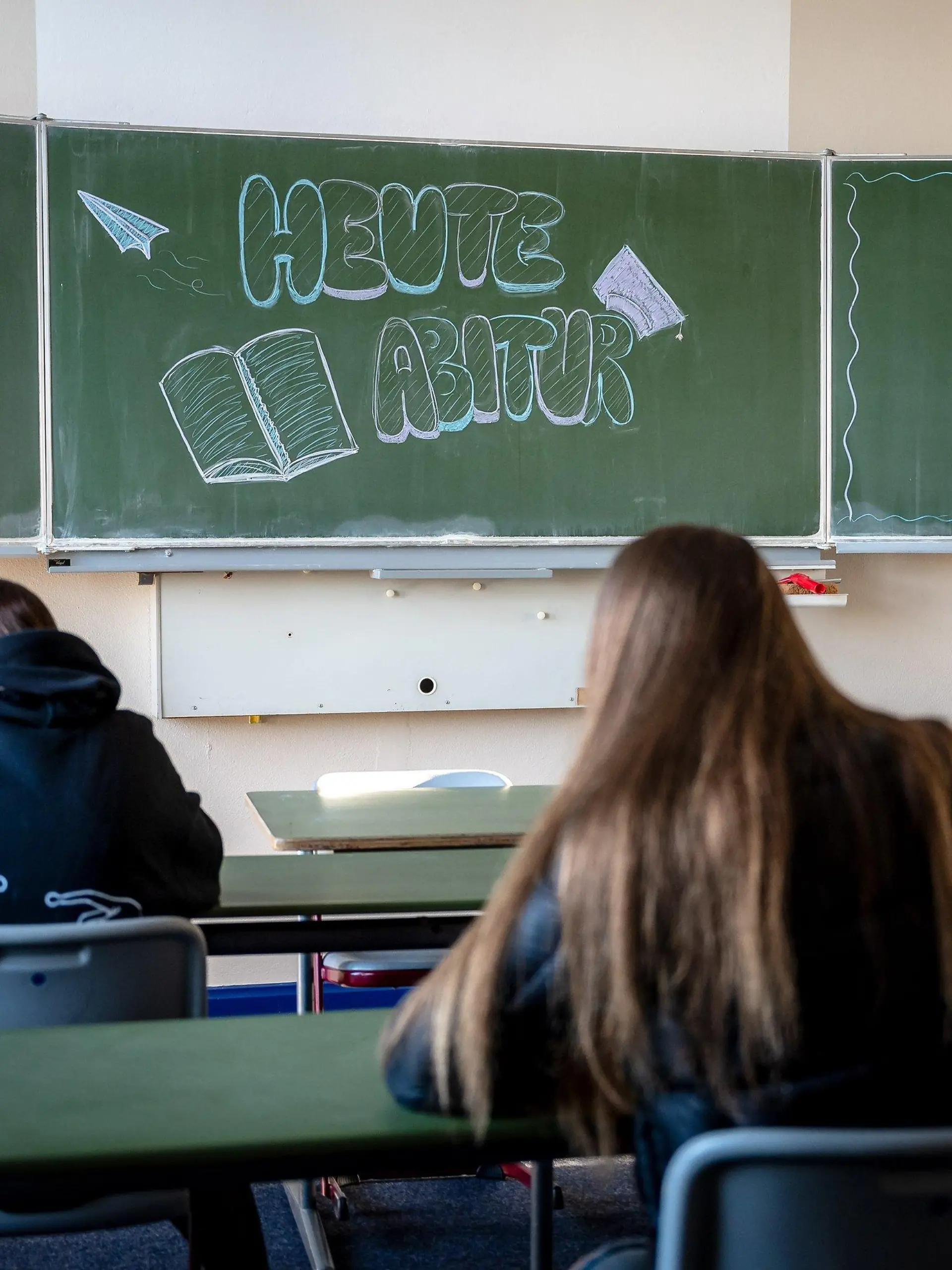 ARCHIV - 21.04.2022, Niedersachsen, Delmenhorst: ILLUSTRATION - "Heute Abitur" steht auf einer Tafel im Klassenzimmer eines Gymnasiums. (zu dpa: «Abiturprüfungen in Niedersachsen starten - Bedingungen wie vor Corona») Foto: Sina Schuldt/dpa +++ dpa-Bildfunk +++