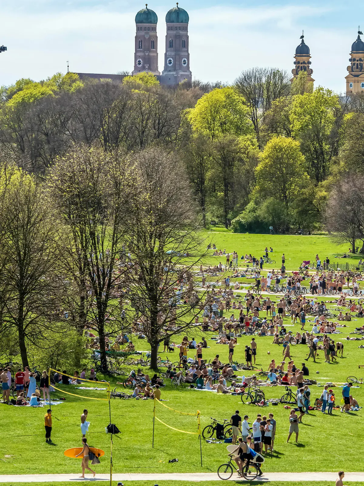 Frühling im Englischen Garten, Rekordtemperaturen bis 27 Grad, Wochenende, München, April 2024 Deutschland, München, April 2024 Sommerwetter im Frühling, Rekordtemperaturen bis 27 Grad, Blick vom Monopteros auf die große Liegewiese im Englischen Garten, alle genießen die Sonne am Wochenende, viele liegen am Eisbach, sonnen sich, machen Sport, am Horizont die typische Münchner Silhouette mit Frauenkirche und Theatinerkirche, alles wird grün, Wochenende, Samstag, Samstagnachmittag, Bayern *** Spring in the English Garden, record temperatures up to 27 degrees, weekend, Munich, April 2024 Germany, Munich, April 2024 Summer weather in spring, record temperatures up to 27 degrees, view from the Monopteros to the large lawn in the English
