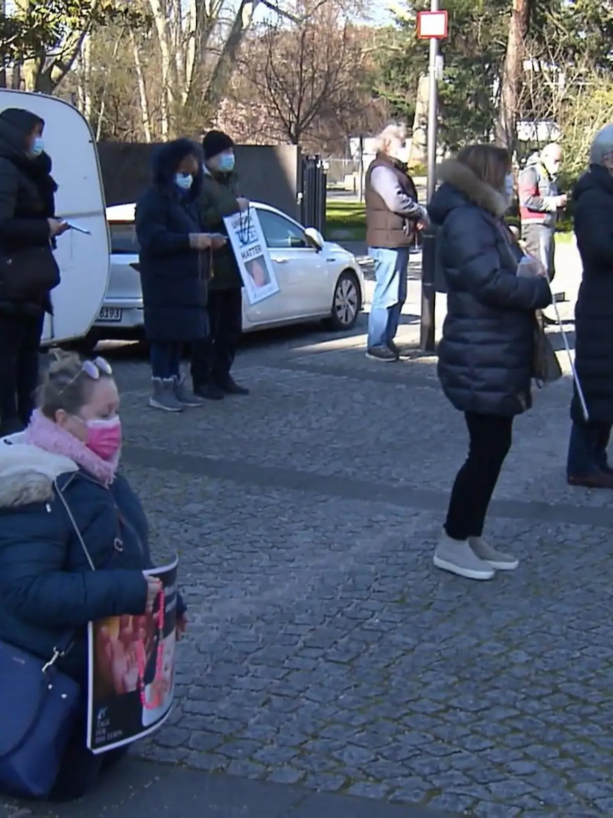 Abtreibungsgegner, die Druck auf Schwangere machen - die sogenannten "Gehsteigbelästigungen" sollen schon bald Bußgeld kosten. Da ist sich der Bundestag heute weitgehend einig. Diskussionsstoff bietet dagegen der Vorschlag einer Experten-Kommission: Sie empfiehlt, Abtreibungen innerhalb der ersten zwölf Wochen zu erlauben. Das berichtet der Spiegel. Bisher ist ein Schwangerschaftsabbruch verboten - bleibt aber straffrei nach staatlich anerkannten Beratung.