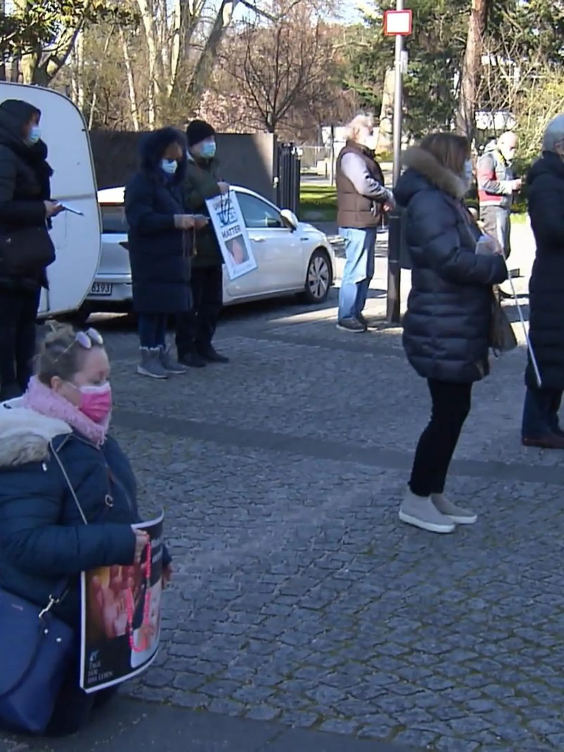Abtreibungsgegner, die Druck auf Schwangere machen - die sogenannten "Gehsteigbelästigungen" sollen schon bald Bußgeld kosten. Da ist sich der Bundestag heute weitgehend einig. Diskussionsstoff bietet dagegen der Vorschlag einer Experten-Kommission: Sie empfiehlt, Abtreibungen innerhalb der ersten zwölf Wochen zu erlauben. Das berichtet der Spiegel. Bisher ist ein Schwangerschaftsabbruch verboten - bleibt aber straffrei nach staatlich anerkannten Beratung.
