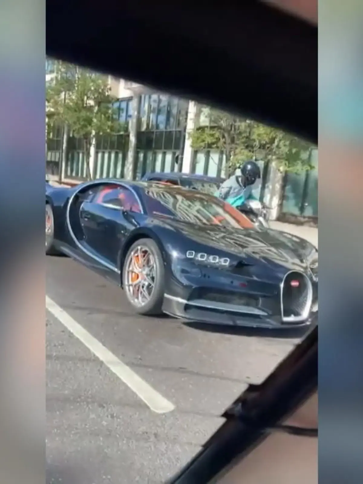Brutaler Überfall am Sonntagnachmittag in der Londoner City! Eine Moped-Gang – in Liefer-Uniform getarnt – macht sich an eine Luxus-Karosse ran, schlägt mit einem Hammer mehrmals auf die Scheibe des Bugatti Chiron ein. Ihr Ziel: die Rolex am Handgelenk des Fahrers. Doch der reagiert blitzschnell und fährt dem Räuber mit seinem fast 1.500 PS-starken Gefährt davon. Die irre Aktion zeigen wir Ihnen im Video oben.