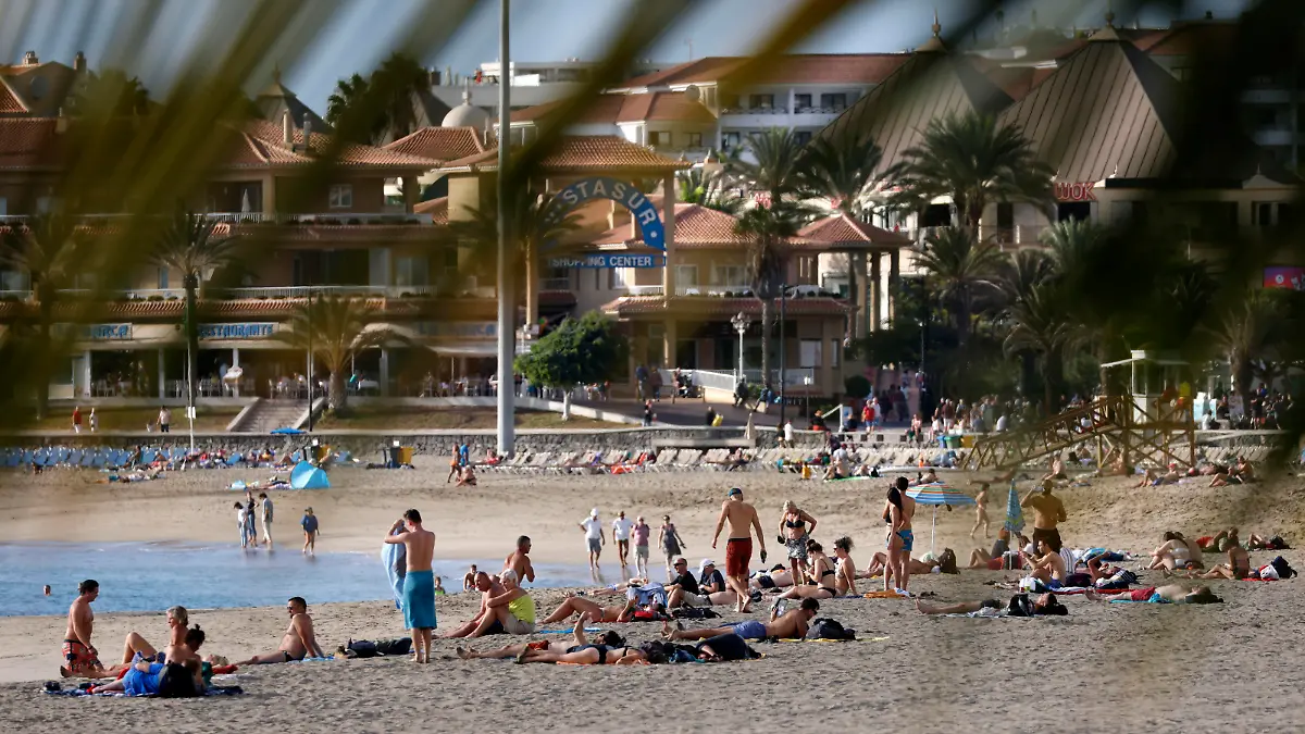 Die Uferpromenade von Los Cristianos auf Teneriffa ist ein bliebtes Urlaubergebiet. Vor der Küste ankern Segelschiffe, am Strand sonnen sich die Badegäste und in den Restaurants und Bars sind vor allem viele Touristen aus Großbritannien anzutreffen. Los Cristianos, 18.11.2021