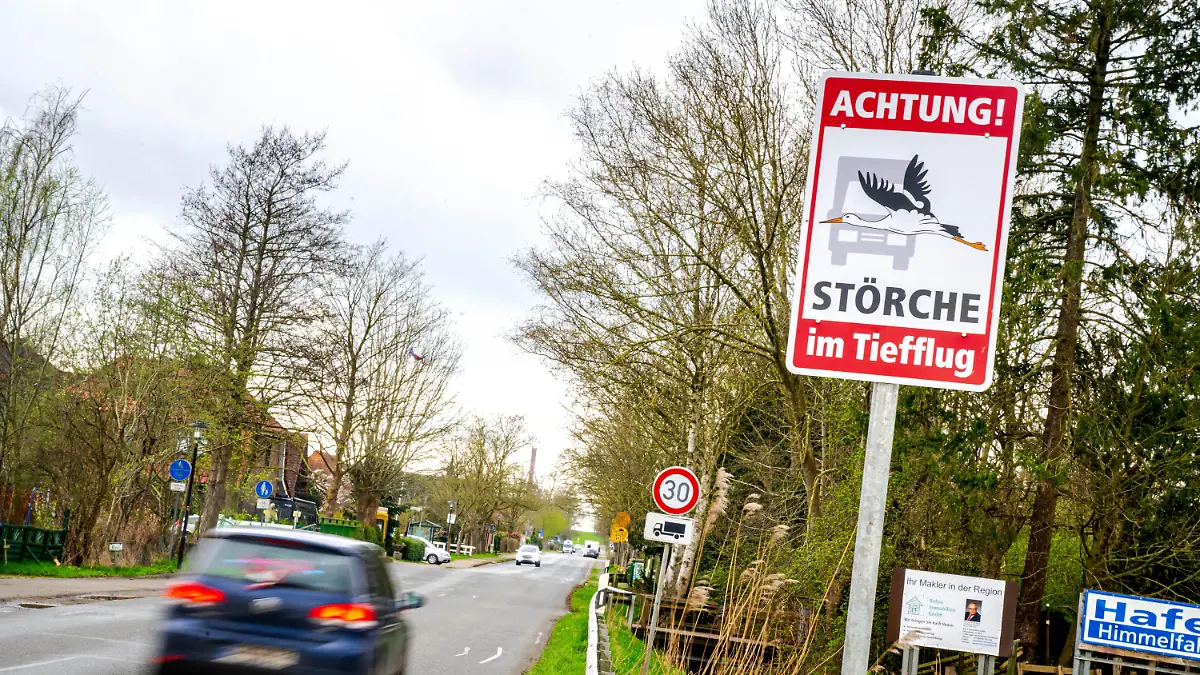 ARCHIV - 02.04.2024, Niedersachsen, Sandstedt: ·Achtung! Störche im Tiefflug· steht auf einem Schild am Ortseingang von Sandstedt im Landkreis Cuxhaven. (zu dpa: «Warnschilder vor tieffliegenden Störchen») Foto: Sina Schuldt/dpa +++ dpa-Bildfunk +++