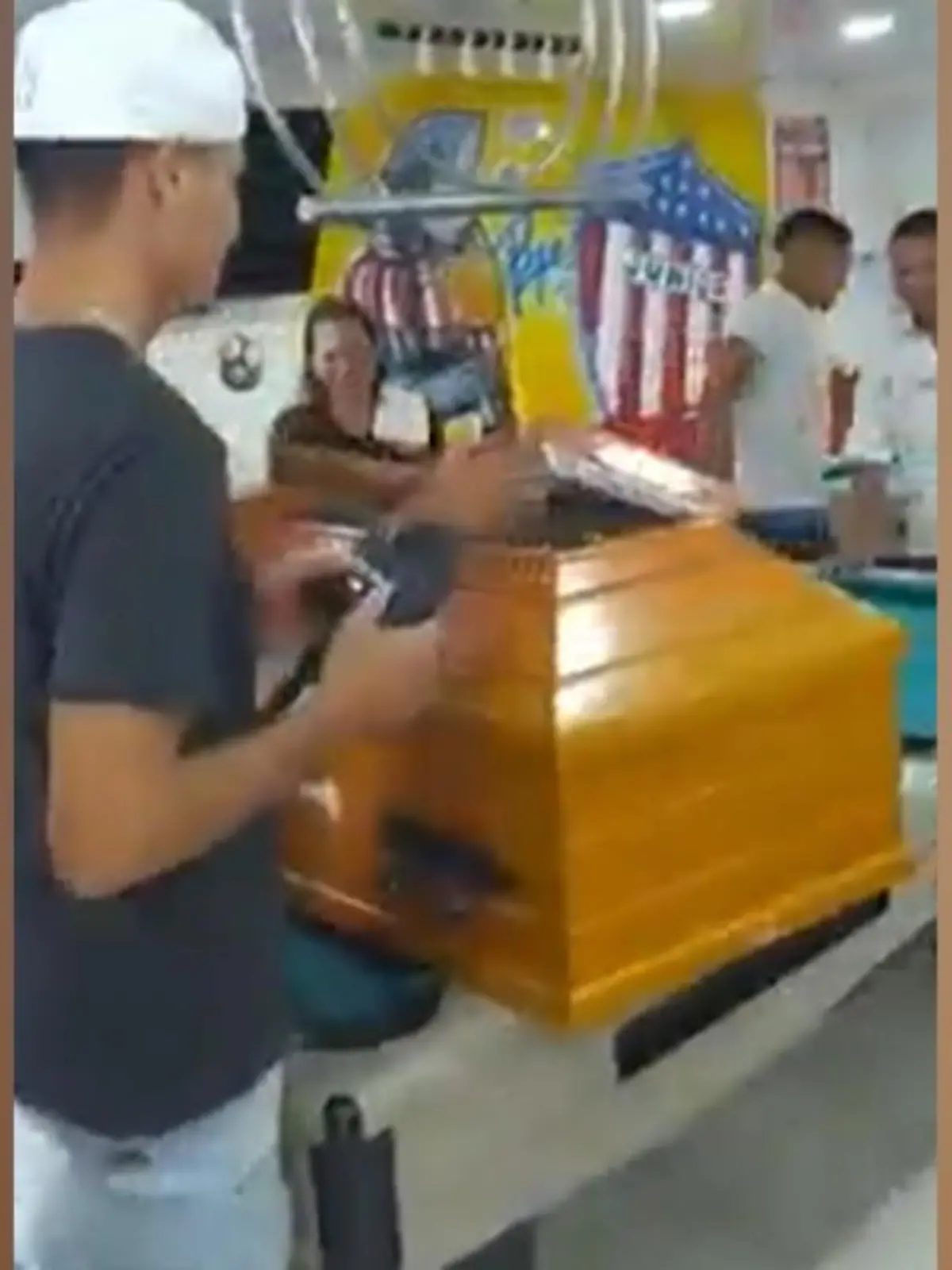 Ein Trauerzug, der durch eine sehr merkwürdig aussehende Kirche zieht. Das liegt daran, dass es sich hierbei nicht um eine Kirche handelt Der Verstorbene im Video wird von seinen Freunden nämlich ein letztes Mal in ein Billiard-Cafe gebracht, in dem er viel Zeit verbracht hat.