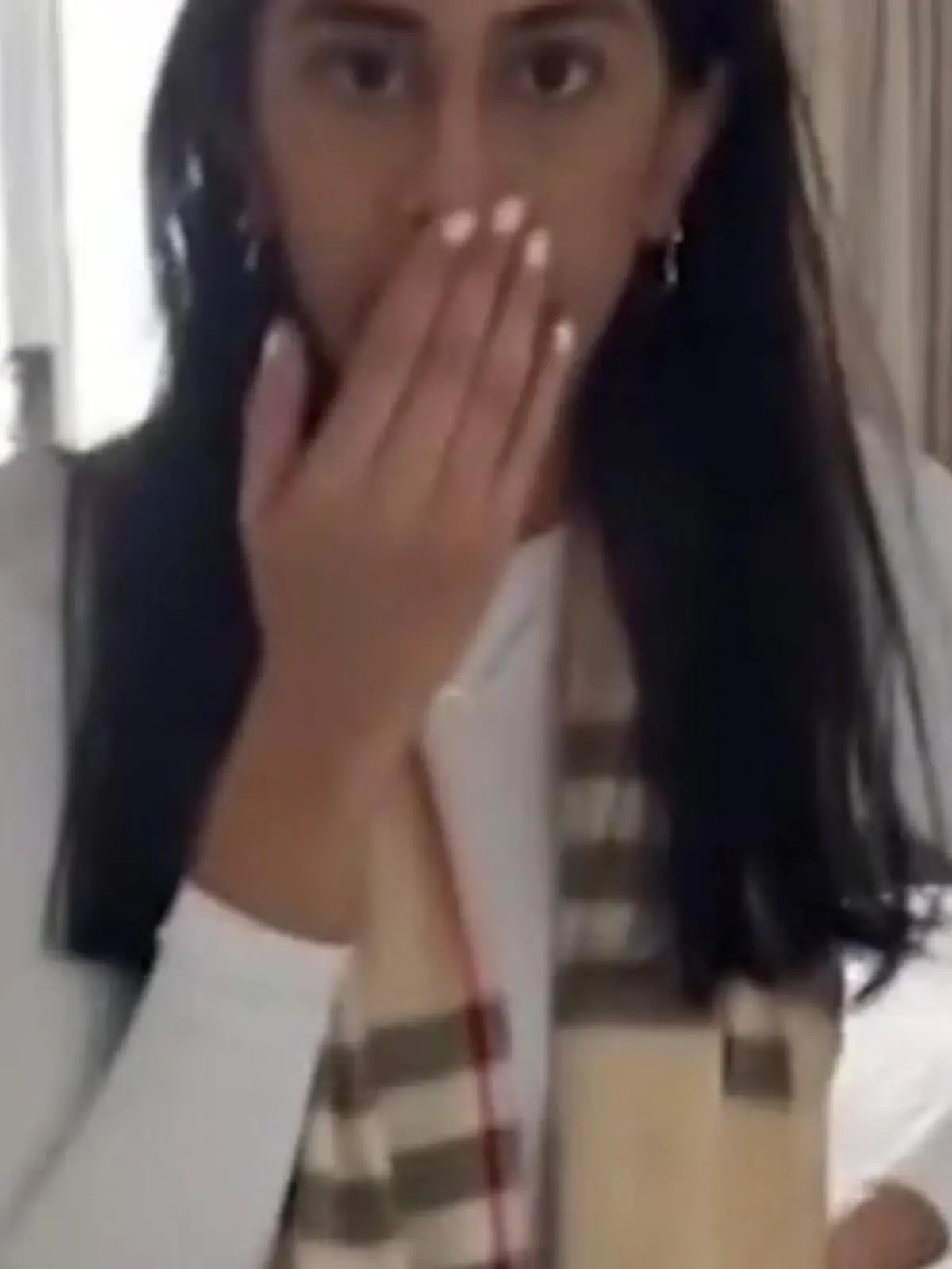 Zwei Urlauberinnen haben die Balkontür ihres Hotelzimmers offen gelassen - daraufhin flogen einige Kakadus hinein und richteten ein Chaos an!