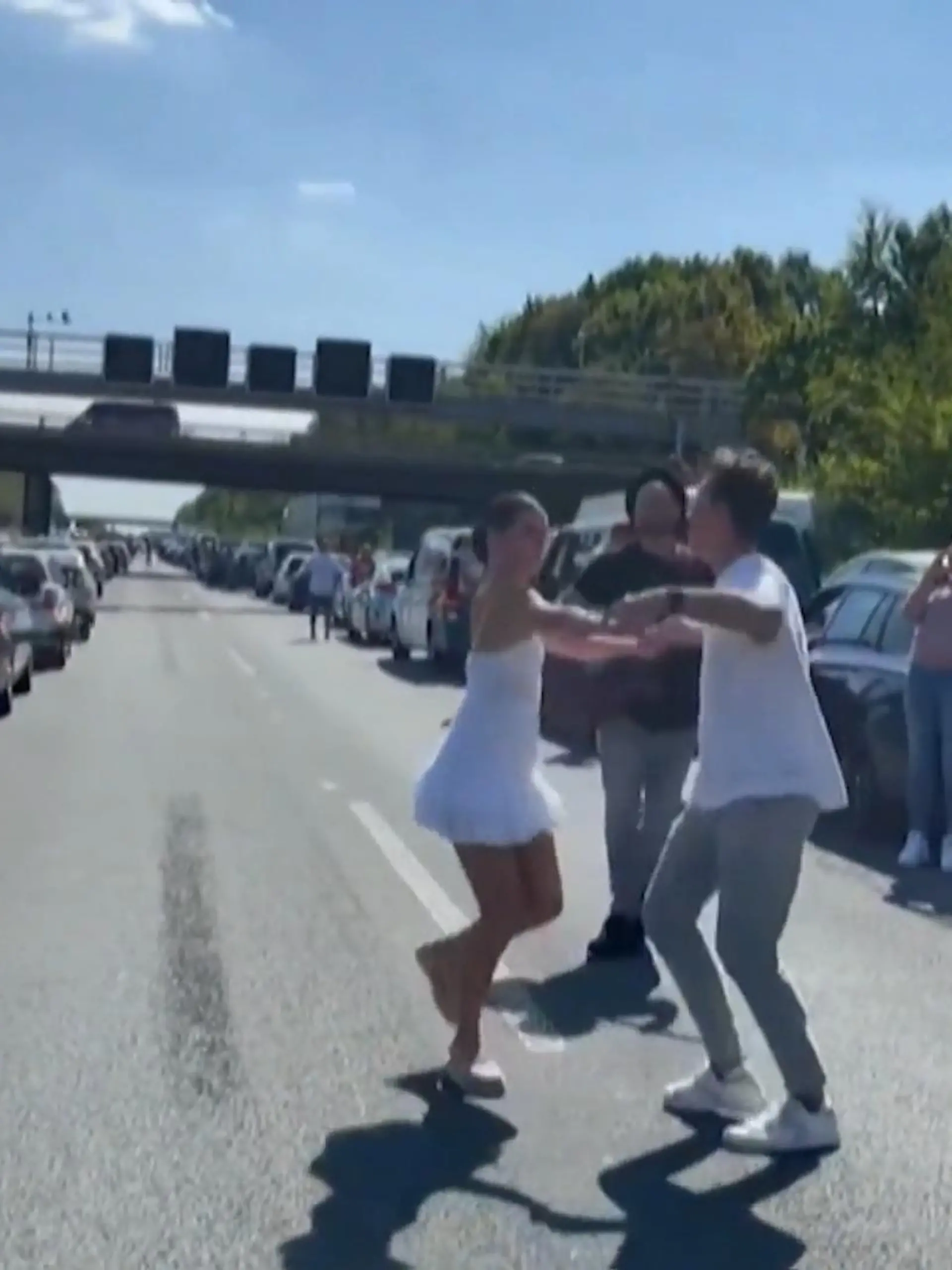 Auf dem Weg zu einem Auftritt geht auf der Autobahn plötzlich gar nichts mehr: Vollsperrung! Unzählige Autos stehen in der Hitze, Familien langweilen sich - und da kommt Renata und Valentin Lusin eine Idee! Die "Let's Dance"-Profis machen die Autobahn kurzerhand zur Tanzfläche, wie wir im Video zeigen.