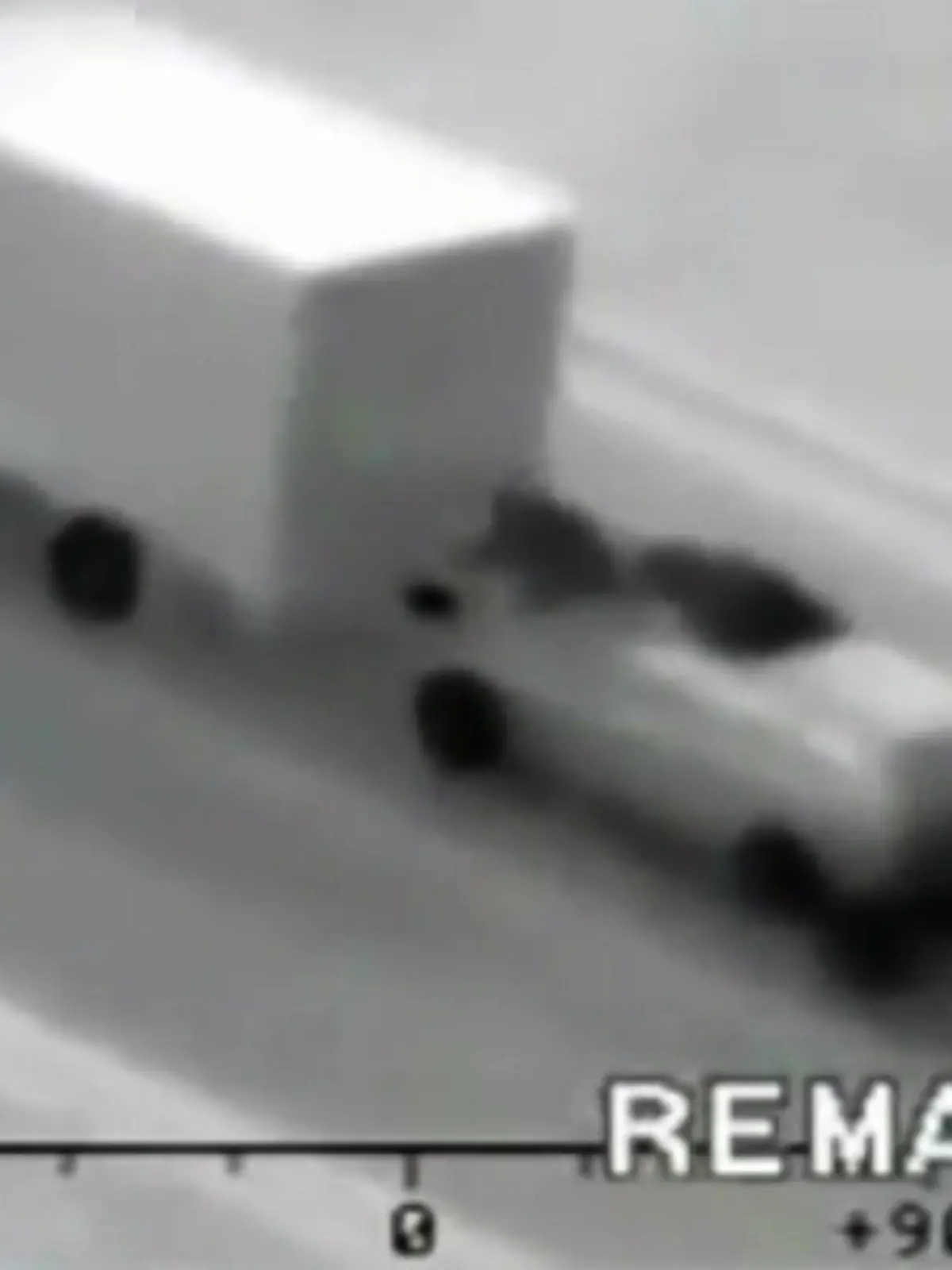 Mit diesem Video - aufgenommen von der Bordkamera eines LKW - hat die Polizei in Polen eine Diebesbande überführt. Die Männer springen gerade zurück in ihr Auto, nachdem sie versucht haben, den fahrenden Laster auf der Autobahn auszurauben. Und das ist kein Einzelfall....