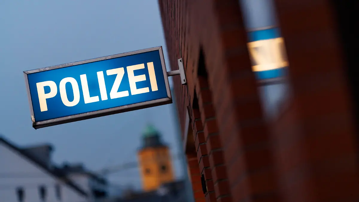 Ein Schild POLIZEI an einer Polizeiwache in Frechen. Die Polizei warnt diesen Winter wieder verstärkt vor Schockanrufen oder dem berüchtigten Enkeltrick, mit dem Betrüger oft Senioren am Telefon unter Druck setzen, um sich unter Vortäuschung einer Notlage Geld oder Schmuck zu erschleichen. Themenbild, Symbolbild Frechen, 14.12.2022 NRW Deutschland *** A POLICE sign at a police station in Frechen Police are again stepping up their warnings this winter against shock calls or the notorious grandson trick, which fraudsters often use to pressure senior citizens on the phone to obtain money or jewelry by pretending to be in distress Topic image, symbol image Frechen, 14 12 2022 NRW Germany Copyright: xChristophxHardtx