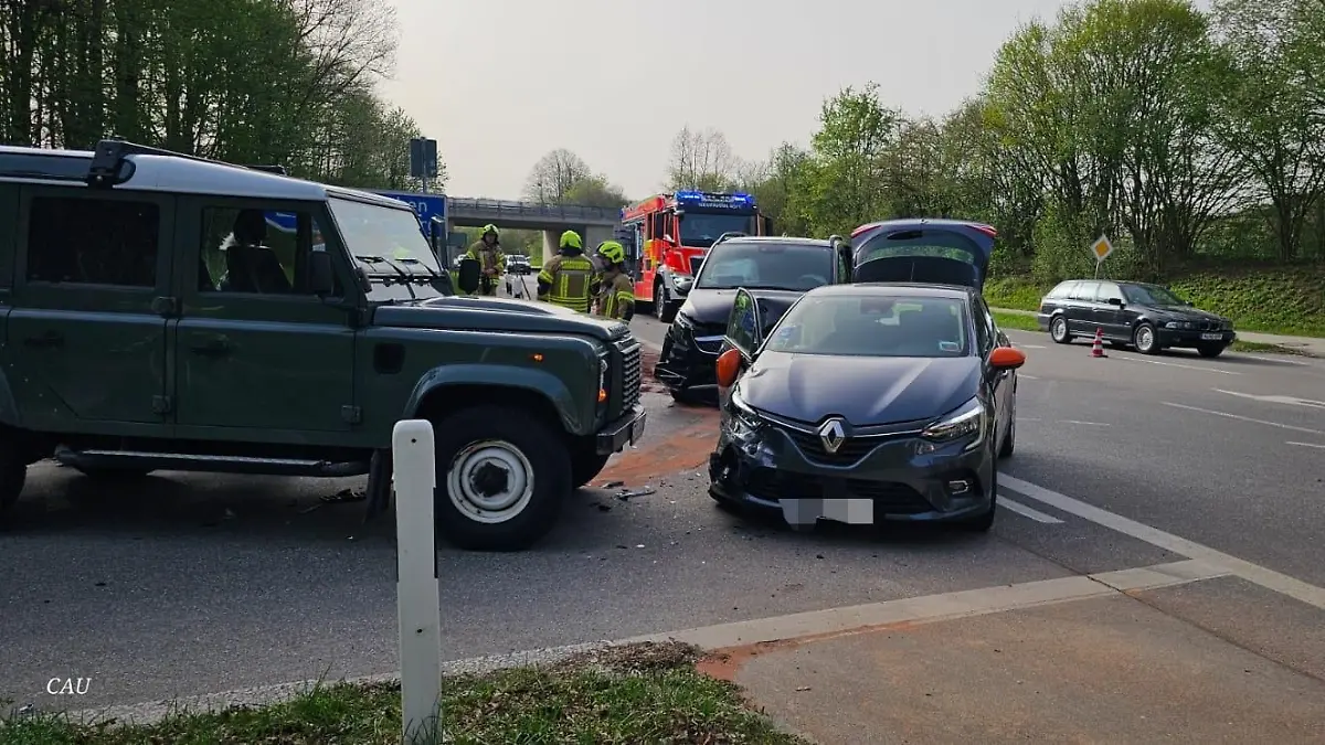 Bilder von Unfallort auf der Staatsstraße 2071 bei Schäftlarn (Landkreis München). In dem schwarzen Mercedes Vito sollen die Kinder von Harry Kane gesessen haben.