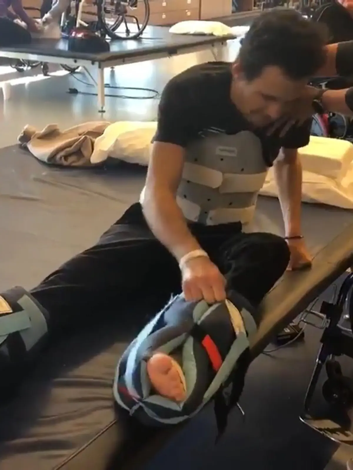 Rennfahrer Robert Wickens ist vom Pech verfolgt: Seit einem schweren IndyCar-Crash ist der 35-Jährige auf den Rollstuhl angewiesen. Doch er will wieder Rennen fahren - und zwar auf der Nordschleife am Nürburgring. Doch beim Versuch, die Lizenz für die berüchtigte Strecke zu erwerben, verunglückt er erneut.