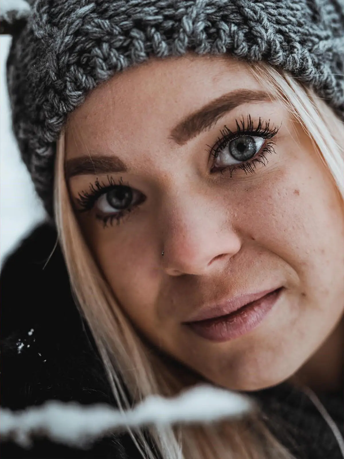 „Ich schaue über etwas hinweg, denke gar nicht darüber nach und zack ist ein Nachbild da. Dann erschrecke ich mich jedes Mal richtig", sagt Vanessa Limbach, die seit April 2021 unter visuellen Störungen leidet.