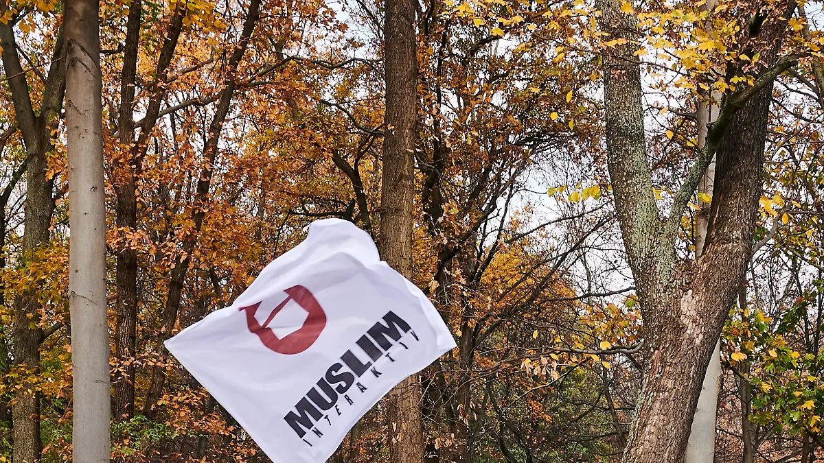 Eine Fahne mit der Aufschrift «Muslim Interaktiv».