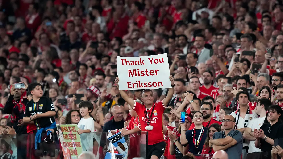Supporters greet Swedish former Benfica manager Sven-Goran Eriksson during the half time of the Europa League quarterfinals, first leg, soccer match between SL Benfica and Olympique de Marseille at the Luz stadium in Lisbon, Thursday, April 11, 2024. (AP Photo/Armando Franca)