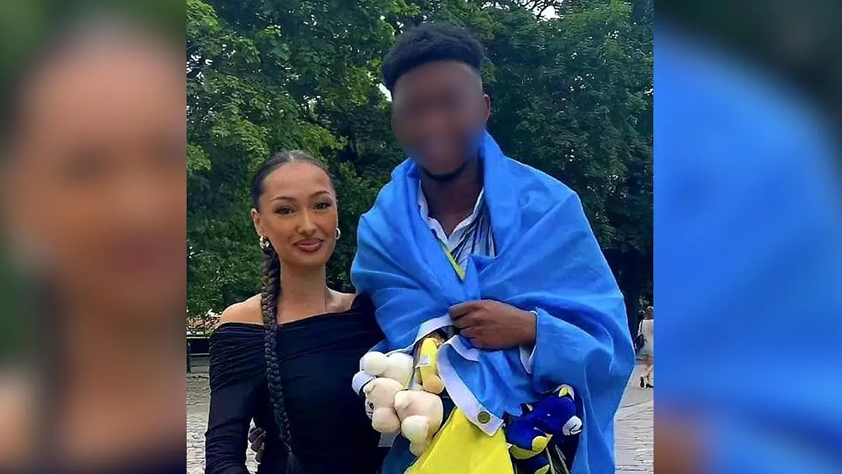 Eine Frau und ein Mann halten sich im Arm.
