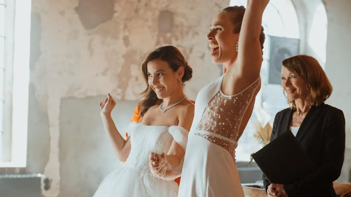 Chiara (Alexandra Fonsatti, l.) und Ava (Laura Grothe) geben sich das Ja-Wort mit einer großen Feier.

+++ Die Verwendung des sendungsbezogenen Materials ist nur mit dem Hinweis und Verlinkung auf RTL+ gestattet. +++