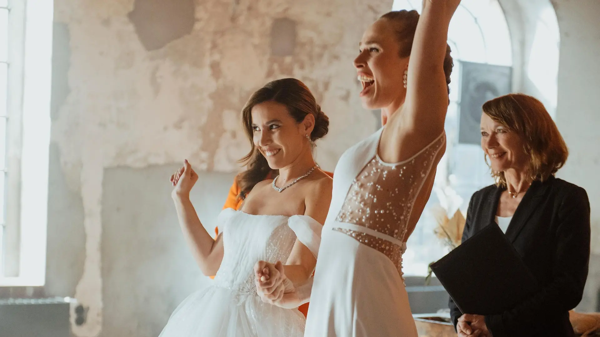 Chiara (Alexandra Fonsatti, l.) und Ava (Laura Grothe) geben sich das Ja-Wort mit einer großen Feier.
+++ Die Verwendung des sendungsbezogenen Materials ist nur mit dem Hinweis und Verlinkung auf RTL+ gestattet. +++