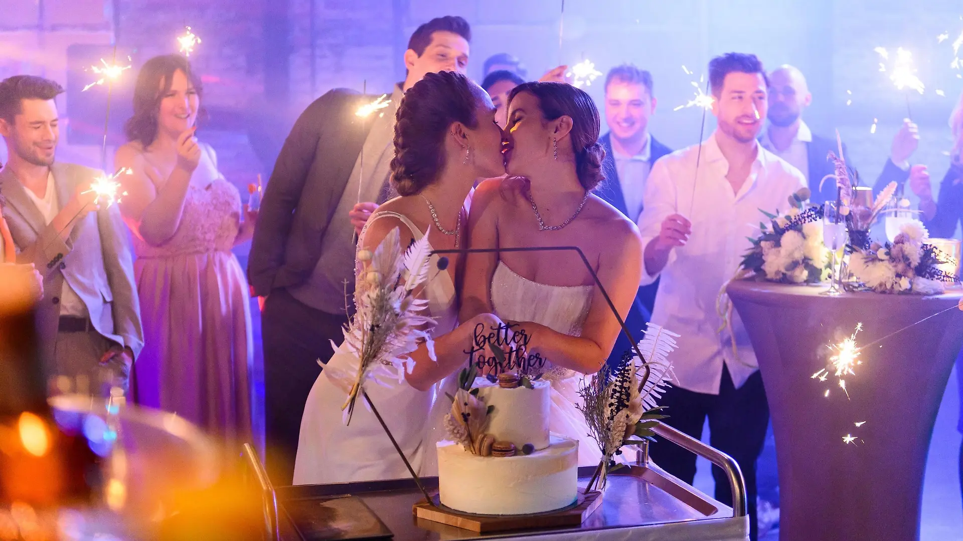 Avas (Laura Egger, vorne l.) und Chiaras (Alexandra Fonsatti, vorne r.) Liebe wird von den Freunden gefeiert.
+++ Die Verwendung des sendungsbezogenen Materials ist nur mit dem Hinweis und Verlinkung auf RTL+ gestattet. +++
