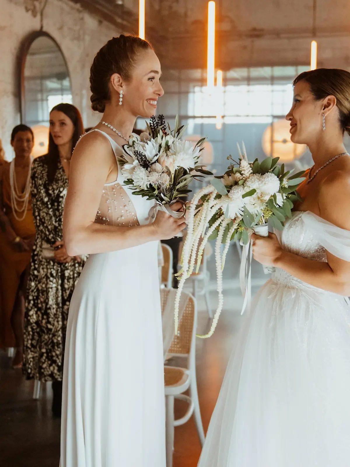 Ava (Laura Grothe, l.) und Chiara (Alexandra Fonsatti) geben sich das Ja-Wort mit einer großen Feier.
