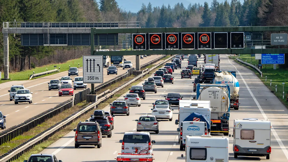 Osterreiseverkehr auf der Autobahn A8, viele Reisende starten in den Süden, Sauerlach, 22.03.2024 Deutschland, Sauerlach, 22. März 2024, Osterreiseverkehr auf der A8, Autobahn München-Salzburg, Reiseverkehr in Richtung Süden, Alpen, bei Sonnenschein Start in die Osterferien, den Osterurlaub, Verkehr am Freitagnachmittag, bisher kein Stau, Tempolimit 120, Bayern, *** Easter travel traffic on the A8 freeway, many travelers start south, Sauerlach, 22 03 2024 Germany, Sauerlach, 22 March 2024, Easter travel traffic on the A8, Munich Salzburg freeway, travel traffic heading south, Alps, in sunshine start to the Easter vacations, the Easter vacation, traffic on Friday afternoon, so far no traffic jam, speed limit 120, Bavaria,