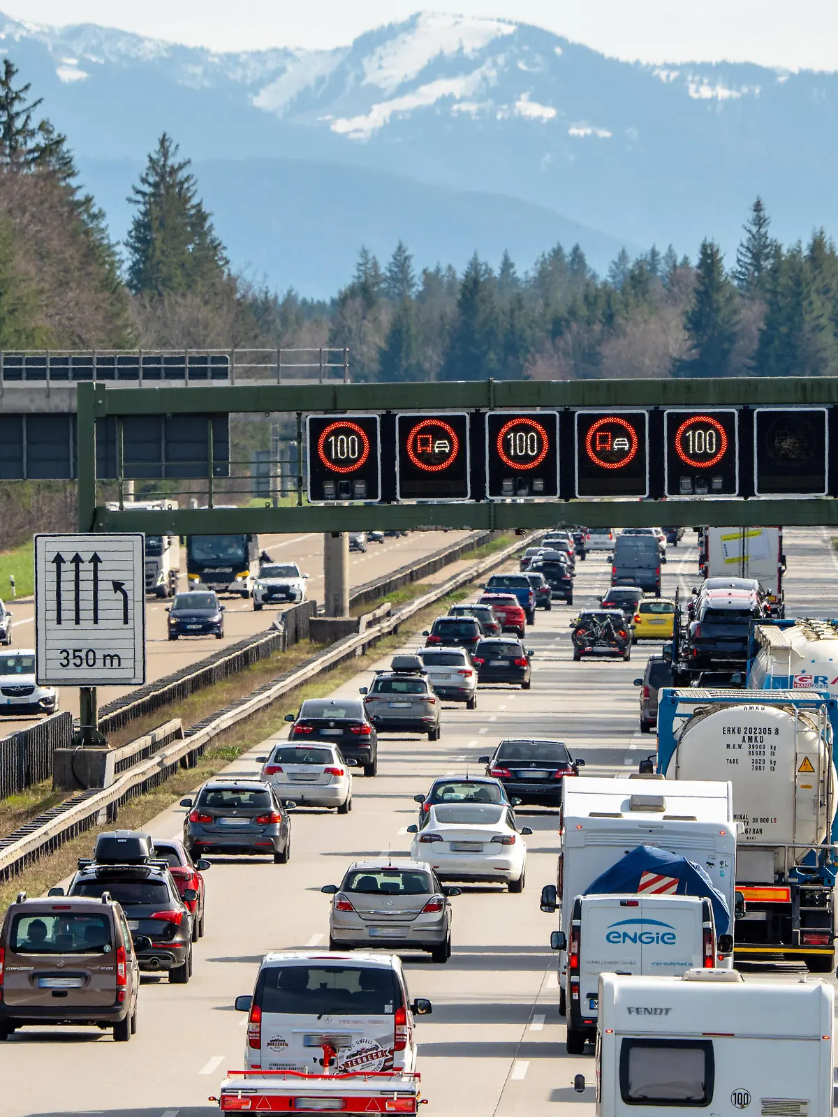 Osterreiseverkehr auf der Autobahn A8, viele Reisende starten in den Süden, Sauerlach, 22.03.2024 Deutschland, Sauerlach, 22. März 2024, Osterreiseverkehr auf der A8, Autobahn München-Salzburg, Reiseverkehr in Richtung Süden, Alpen, bei Sonnenschein Start in die Osterferien, den Osterurlaub, Verkehr am Freitagnachmittag, bisher kein Stau, Tempolimit 120, Bayern, *** Easter travel traffic on the A8 freeway, many travelers start south, Sauerlach, 22 03 2024 Germany, Sauerlach, 22 March 2024, Easter travel traffic on the A8, Munich Salzburg freeway, travel traffic heading south, Alps, in sunshine start to the Easter vacations, the Easter vacation, traffic on Friday afternoon, so far no traffic jam, speed limit 120, Bavaria,