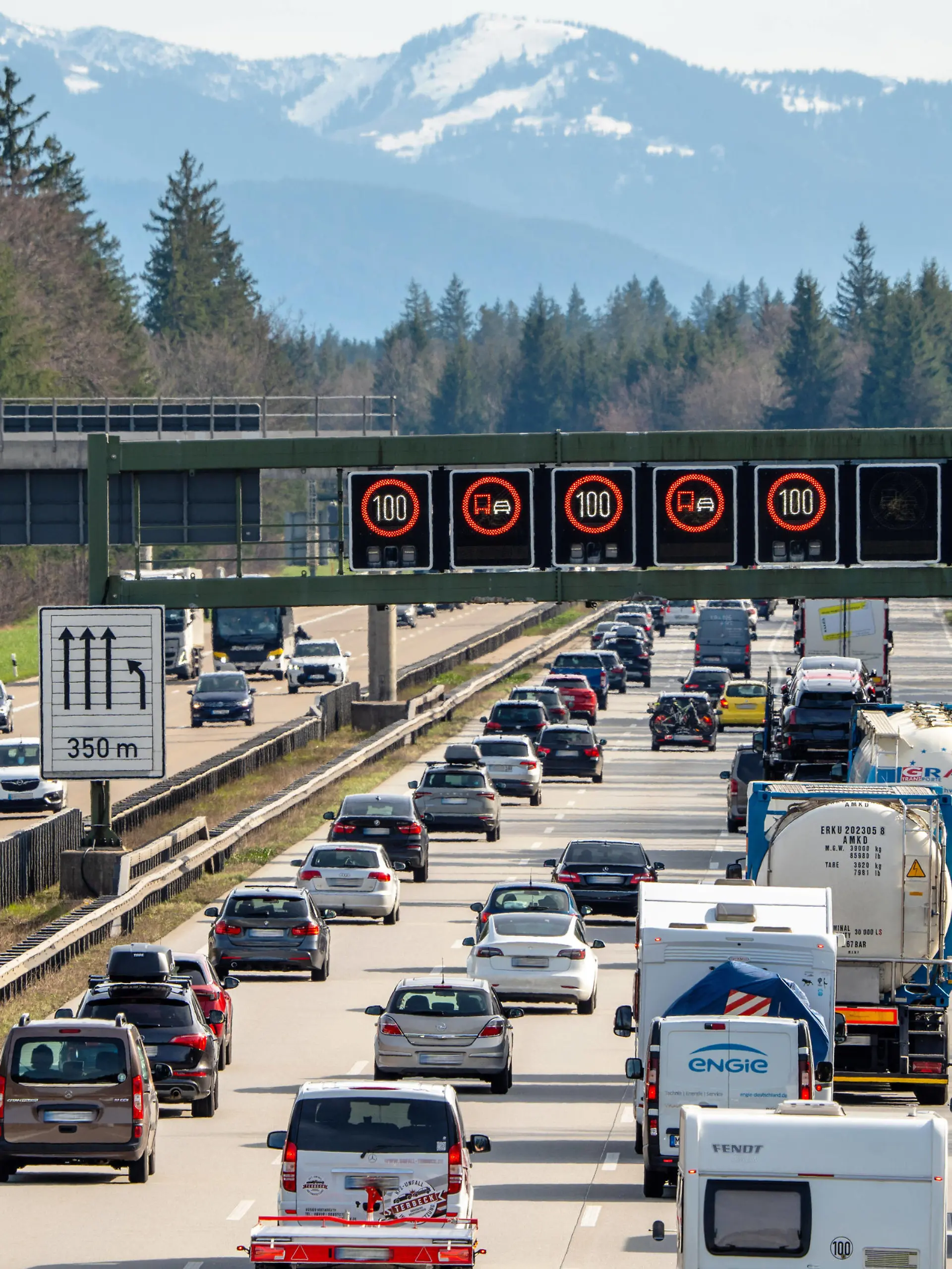 Osterreiseverkehr auf der Autobahn A8, viele Reisende starten in den Süden, Sauerlach, 22.03.2024 Deutschland, Sauerlach, 22. März 2024, Osterreiseverkehr auf der A8, Autobahn München-Salzburg, Reiseverkehr in Richtung Süden, Alpen, bei Sonnenschein Start in die Osterferien, den Osterurlaub, Verkehr am Freitagnachmittag, bisher kein Stau, Tempolimit 120, Bayern, *** Easter travel traffic on the A8 freeway, many travelers start south, Sauerlach, 22 03 2024 Germany, Sauerlach, 22 March 2024, Easter travel traffic on the A8, Munich Salzburg freeway, travel traffic heading south, Alps, in sunshine start to the Easter vacations, the Easter vacation, traffic on Friday afternoon, so far no traffic jam, speed limit 120, Bavaria,
