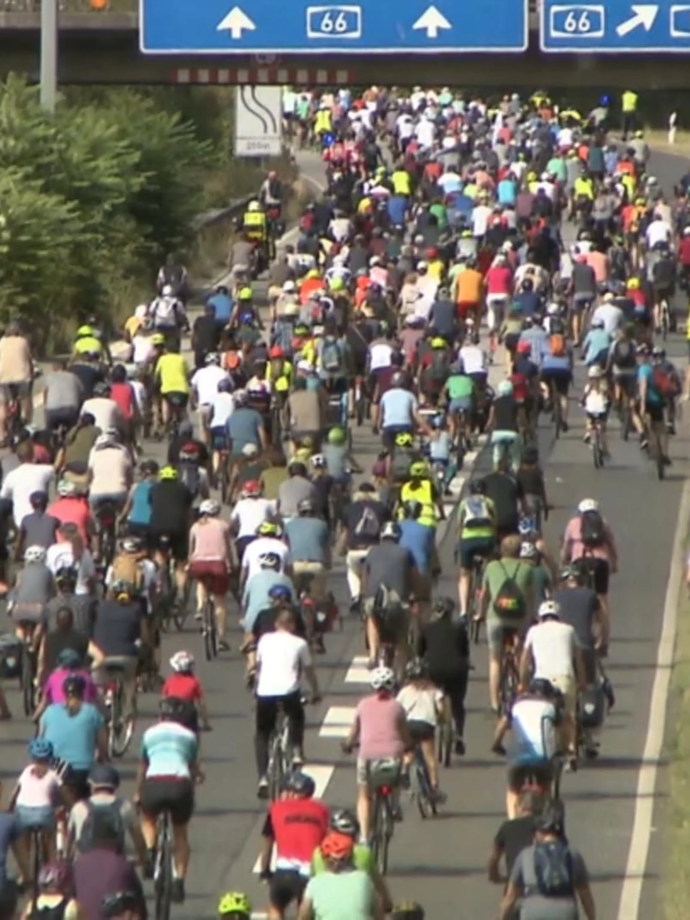 Auf der Autobahn gibts nur Autos! Stimmt nicht so ganz, denn am vergangenen Sonntag, dem 28. August, wurde zumindest ein Teil der Autobahn zur autofreien Zone. Mit einem riesigen Fahrradkorso für die „Verkehrswende Hessen“ ging es über die A66 von Frankfurt nach Wiesbaden. Ob das Verkehrswende-Festival, bei dem es um andere Arten von Mobilität und Klimaschutz geht, ein Erfolg war und was der hessische Verkehrsminister Tarek Al Wazir dazu sagt, im Video.