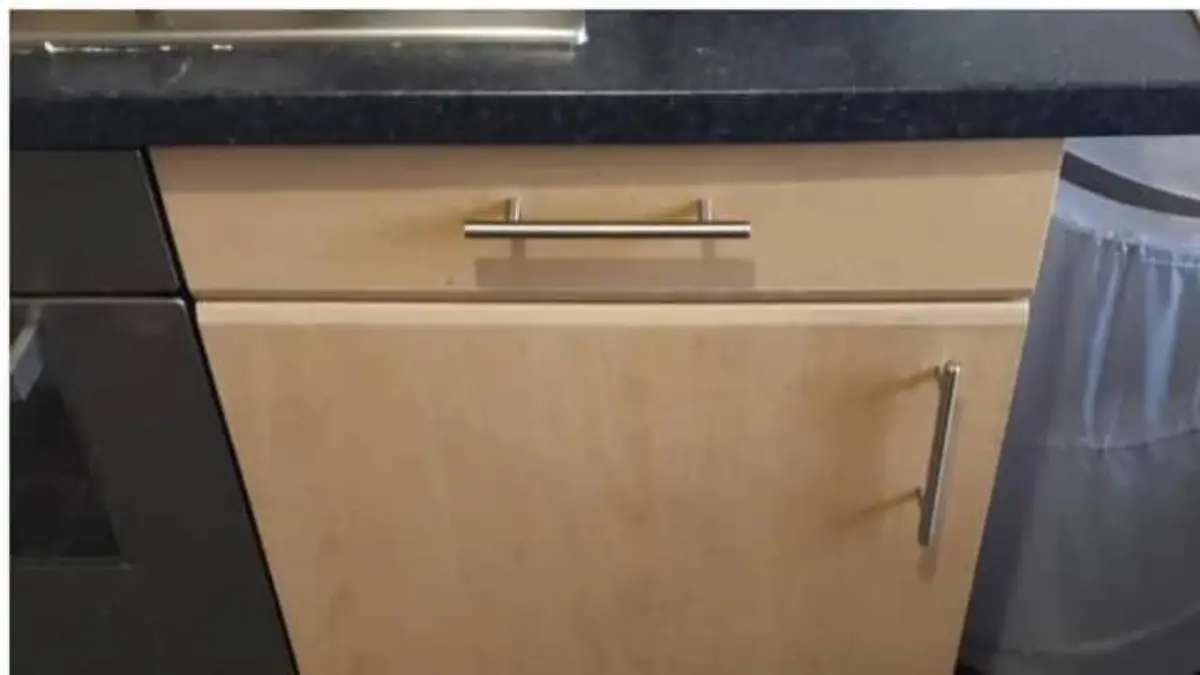 Auf der Flucht zwängt sich der Mann in diesen kleinen Schrank.