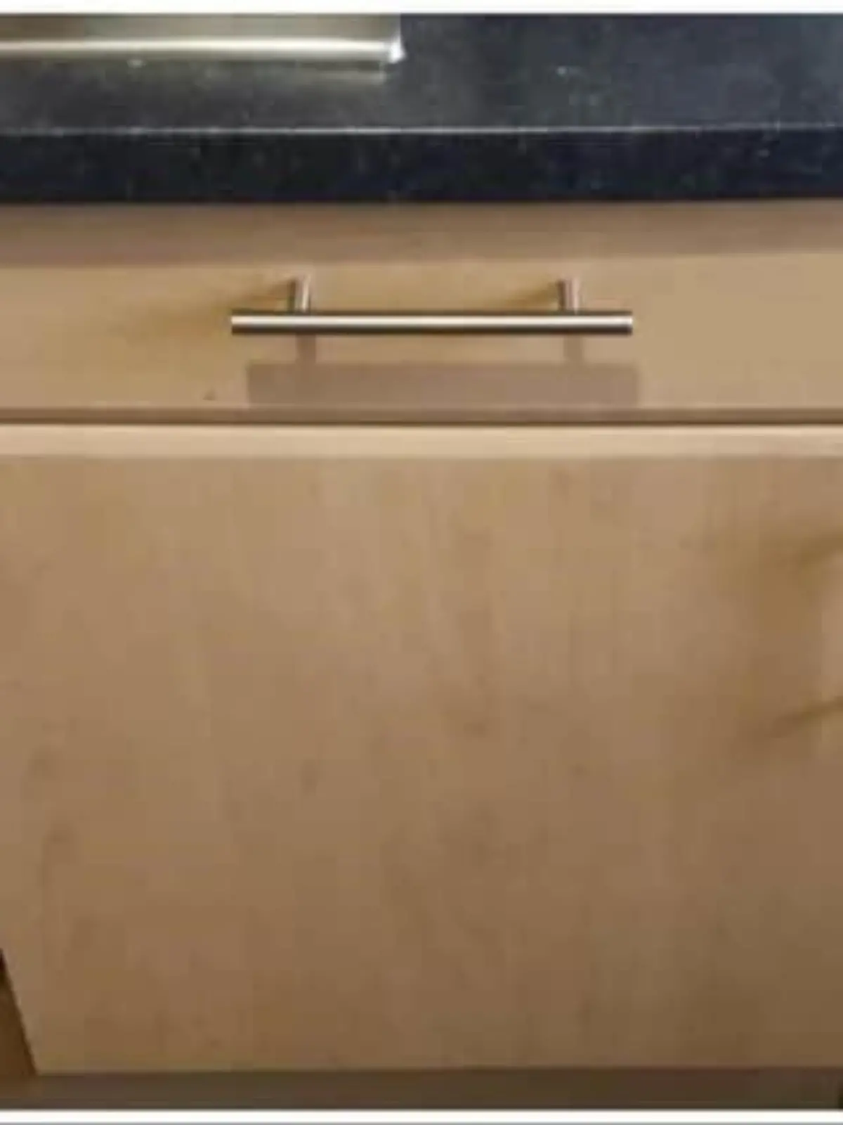 Auf der Flucht zwängt sich der Mann in diesen kleinen Schrank.